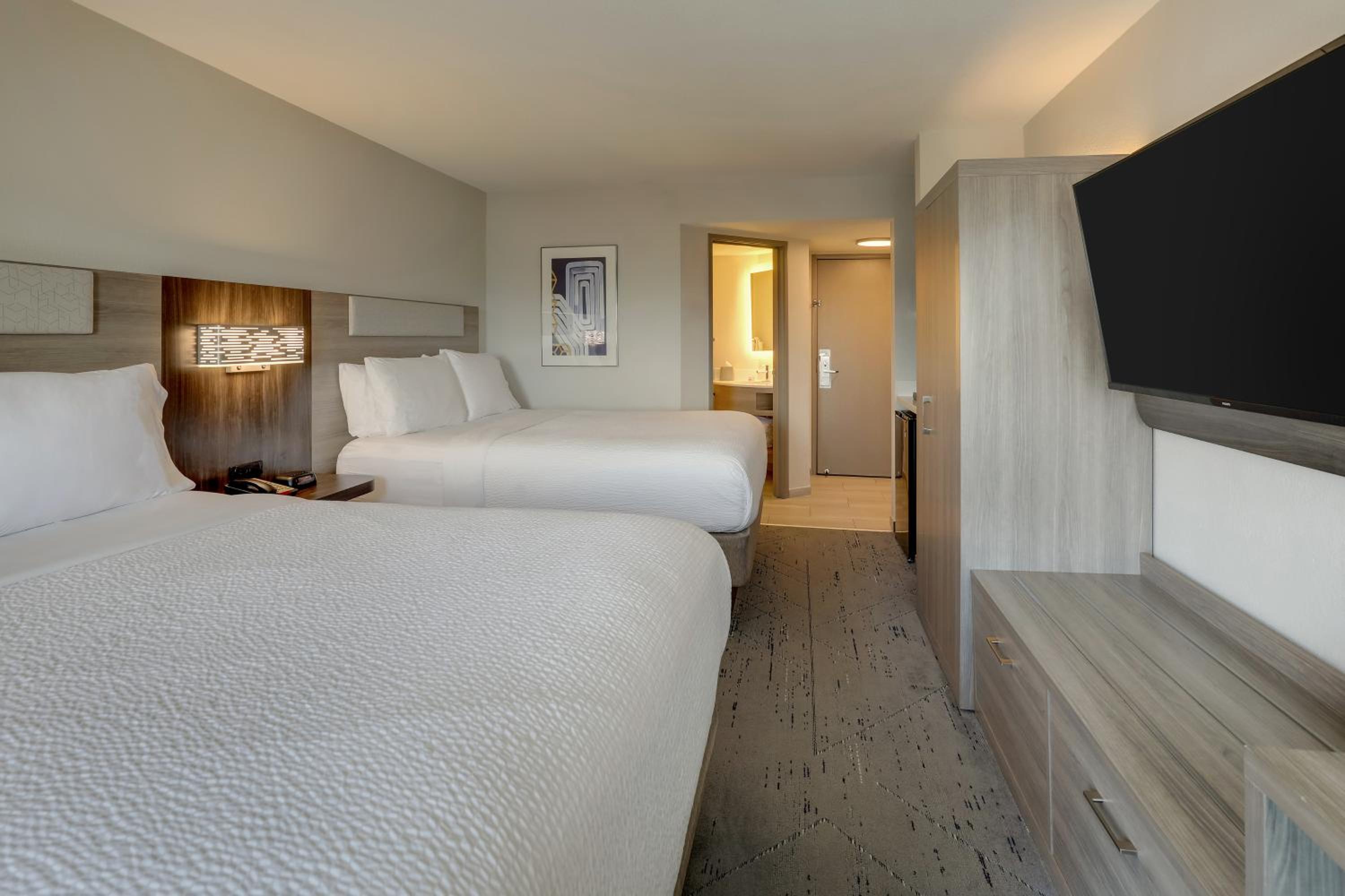 Standard Queen Room with Two Queen Beds and Balcony - Poolside View photo 1
