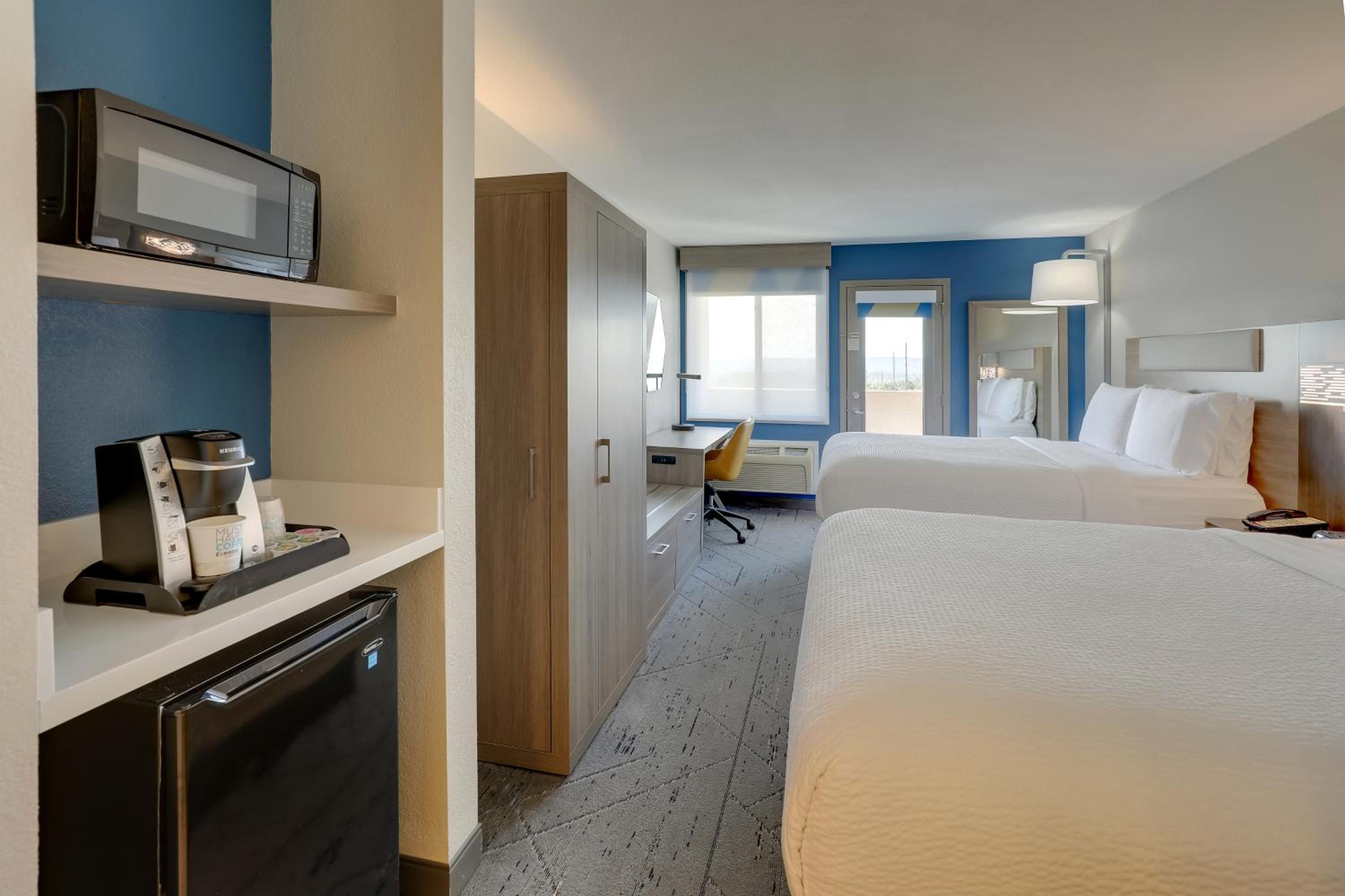 Standard Queen Room with Two Queen Beds and Balcony - Poolside View photo 2