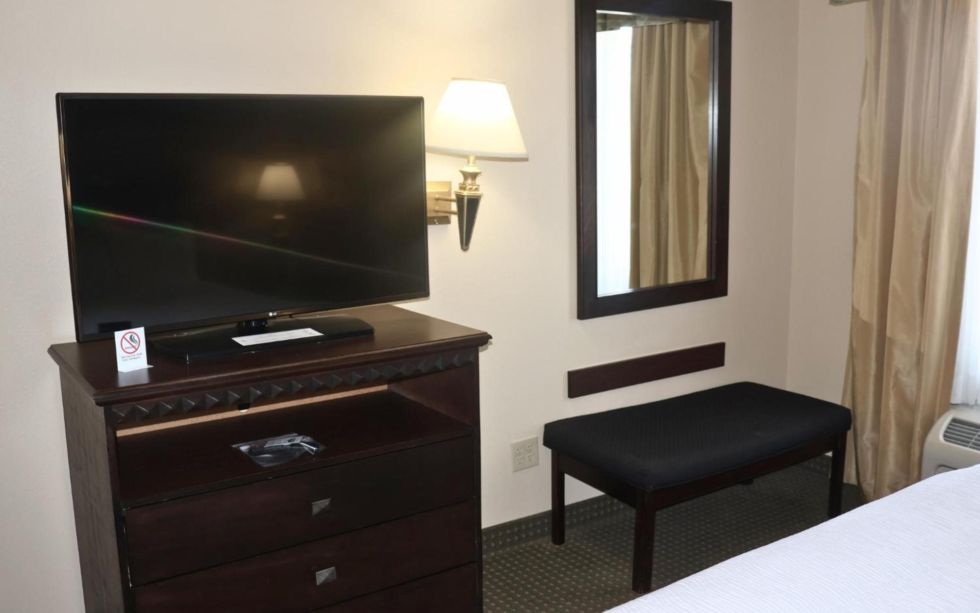 King Room with Roll-in Shower - Mobility Access/Non-Smoking - Photo 2