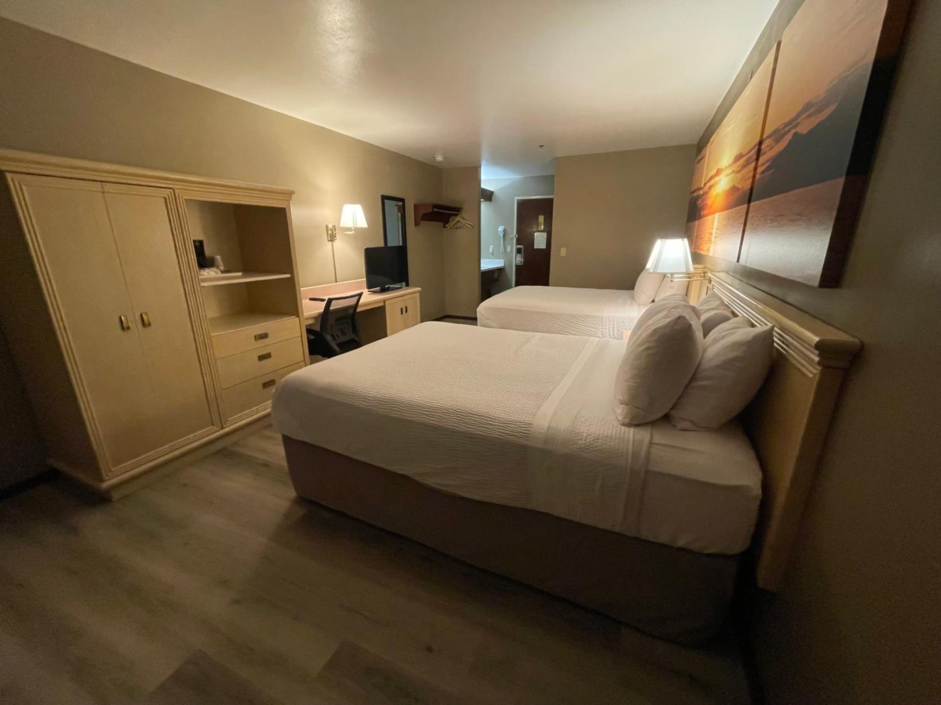 Queen Room with Two Queen Beds - Non-Smoking - Photo 7