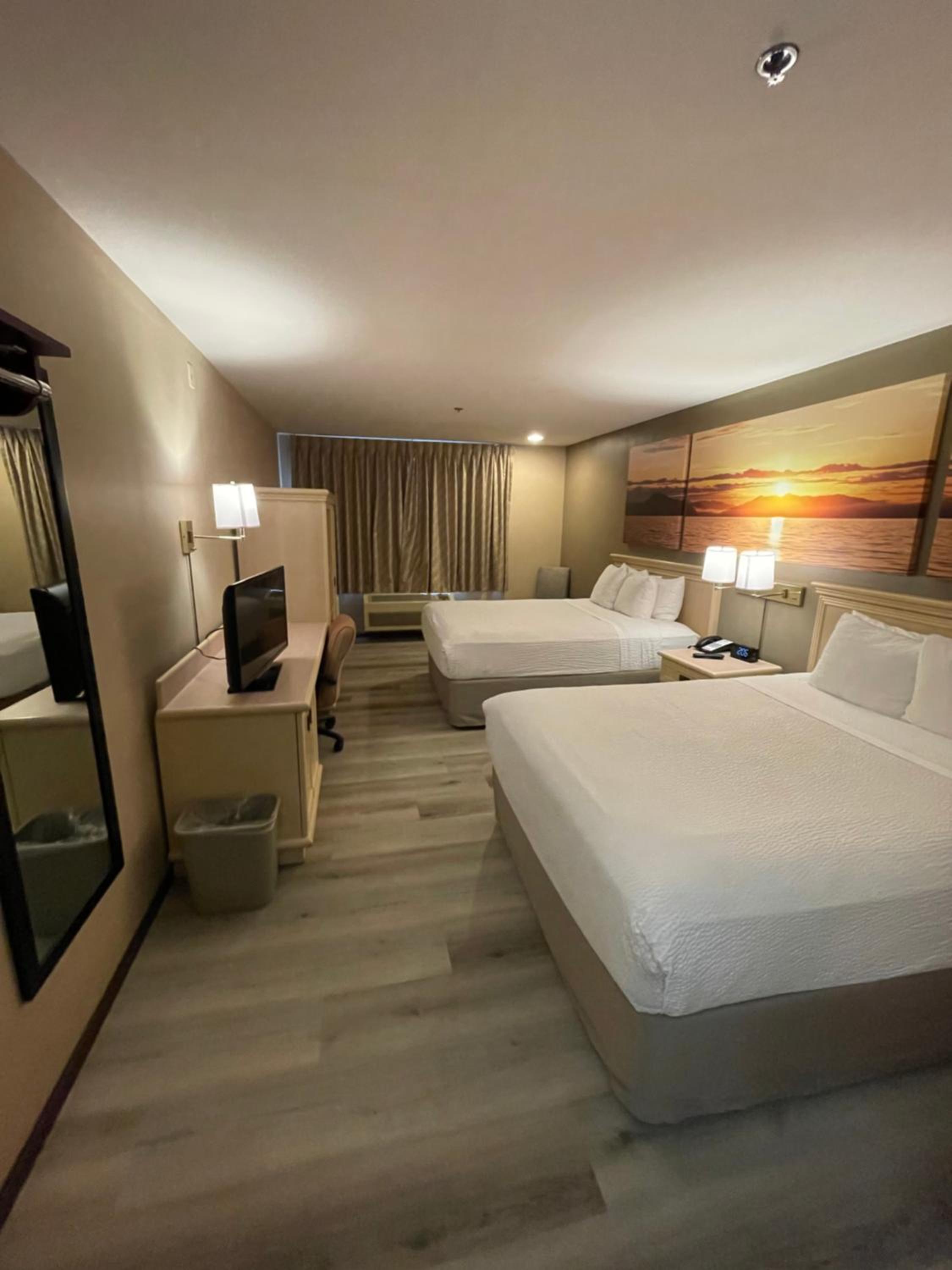 Queen Room with Two Queen Beds - Non-Smoking - Photo 8