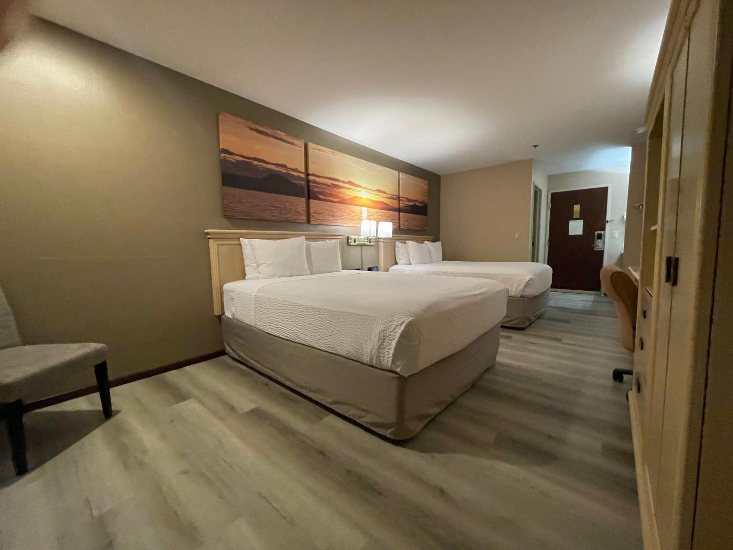 Queen Room with Two Queen Beds - Non-Smoking - Photo 9