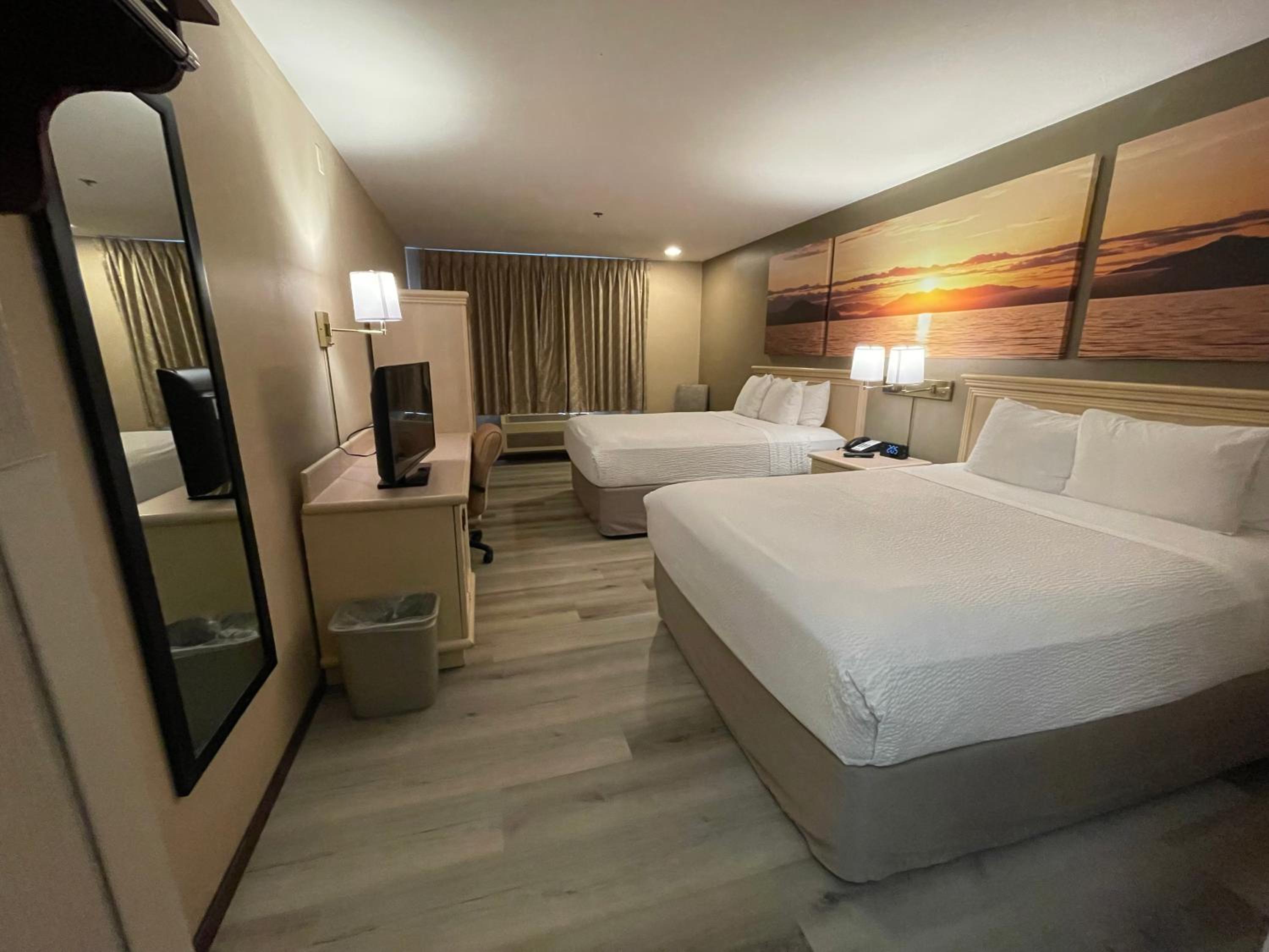 Queen Room with Two Queen Beds - Non-Smoking - Photo 10