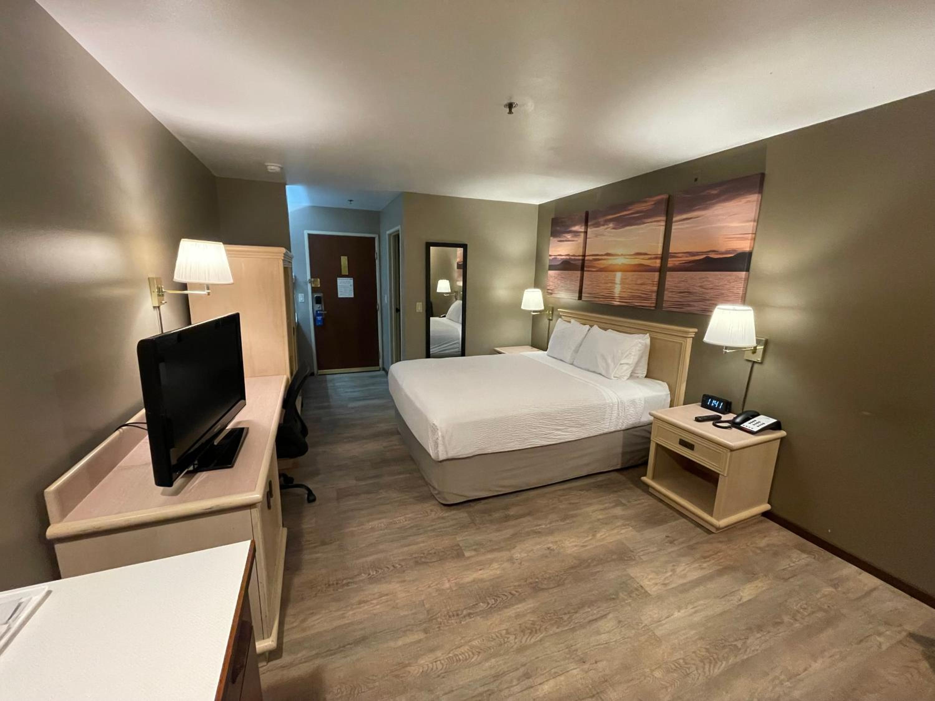 1 Queen Bed, Mobility Accessible Room, Bathtub w/ Grab Bars,Non-Smoking - Photo 8