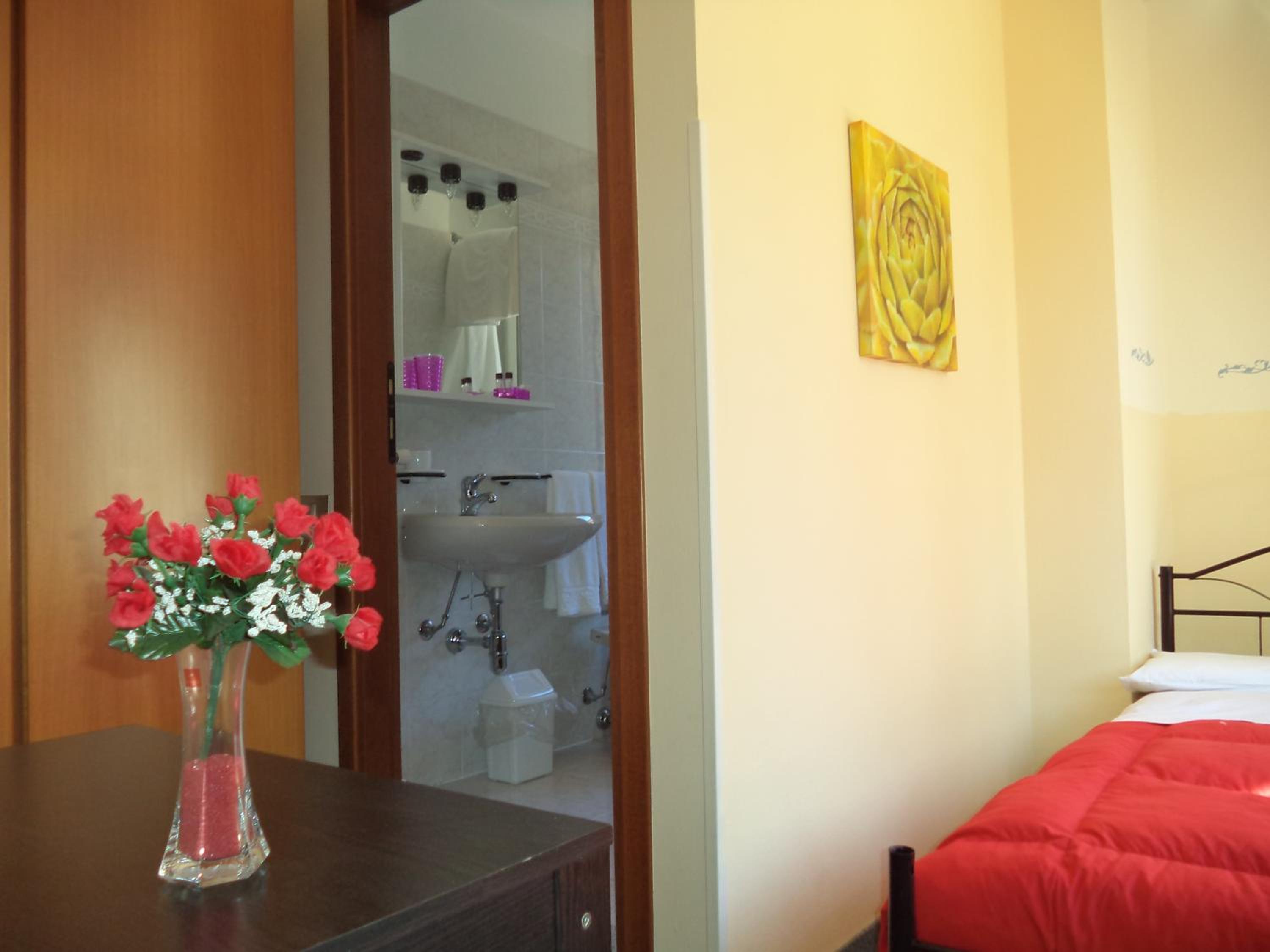 Small Double Room - Photo 3