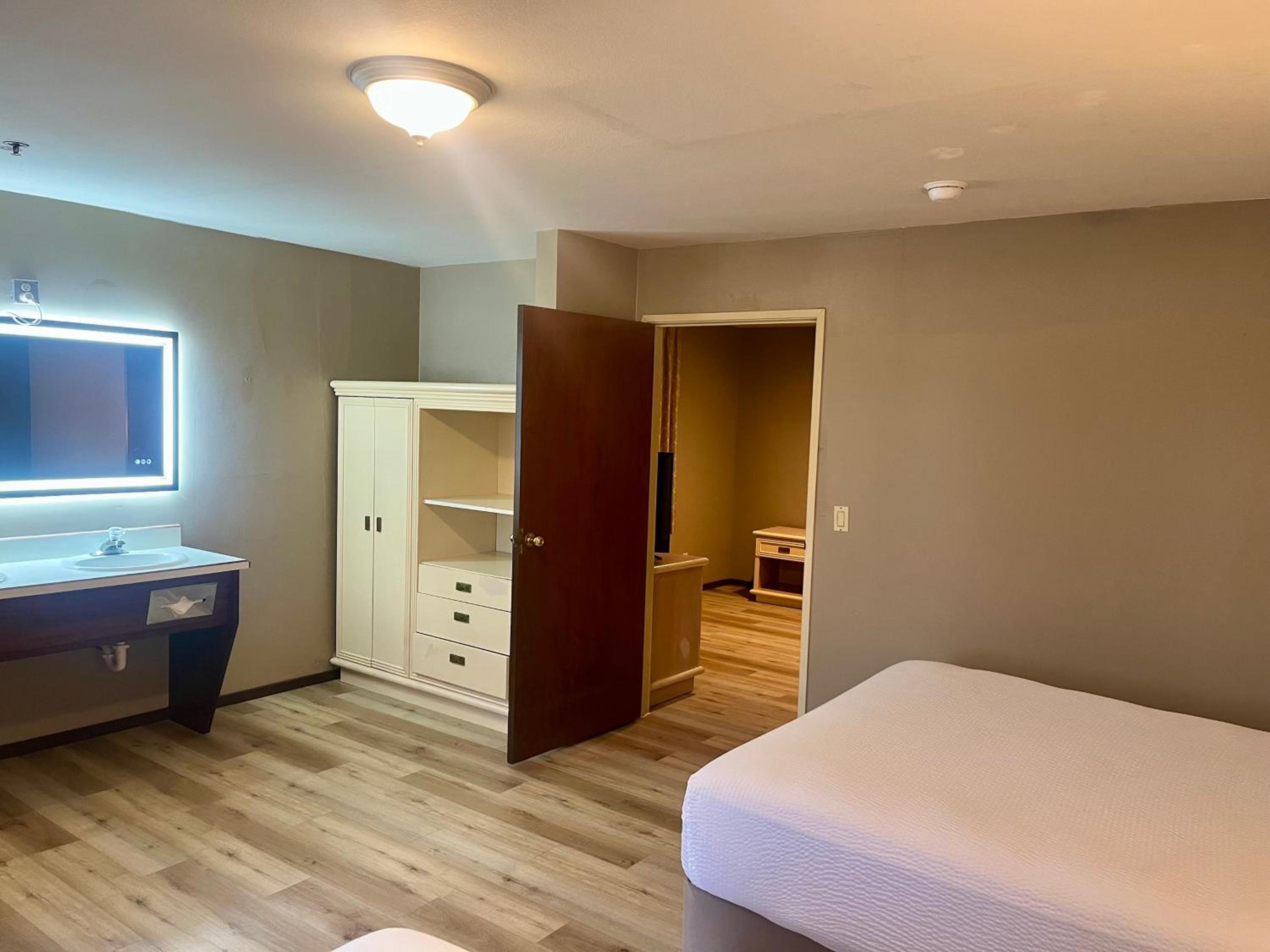 1 Queen Bed, Studio Suite, Non-Smoking  - Photo 6
