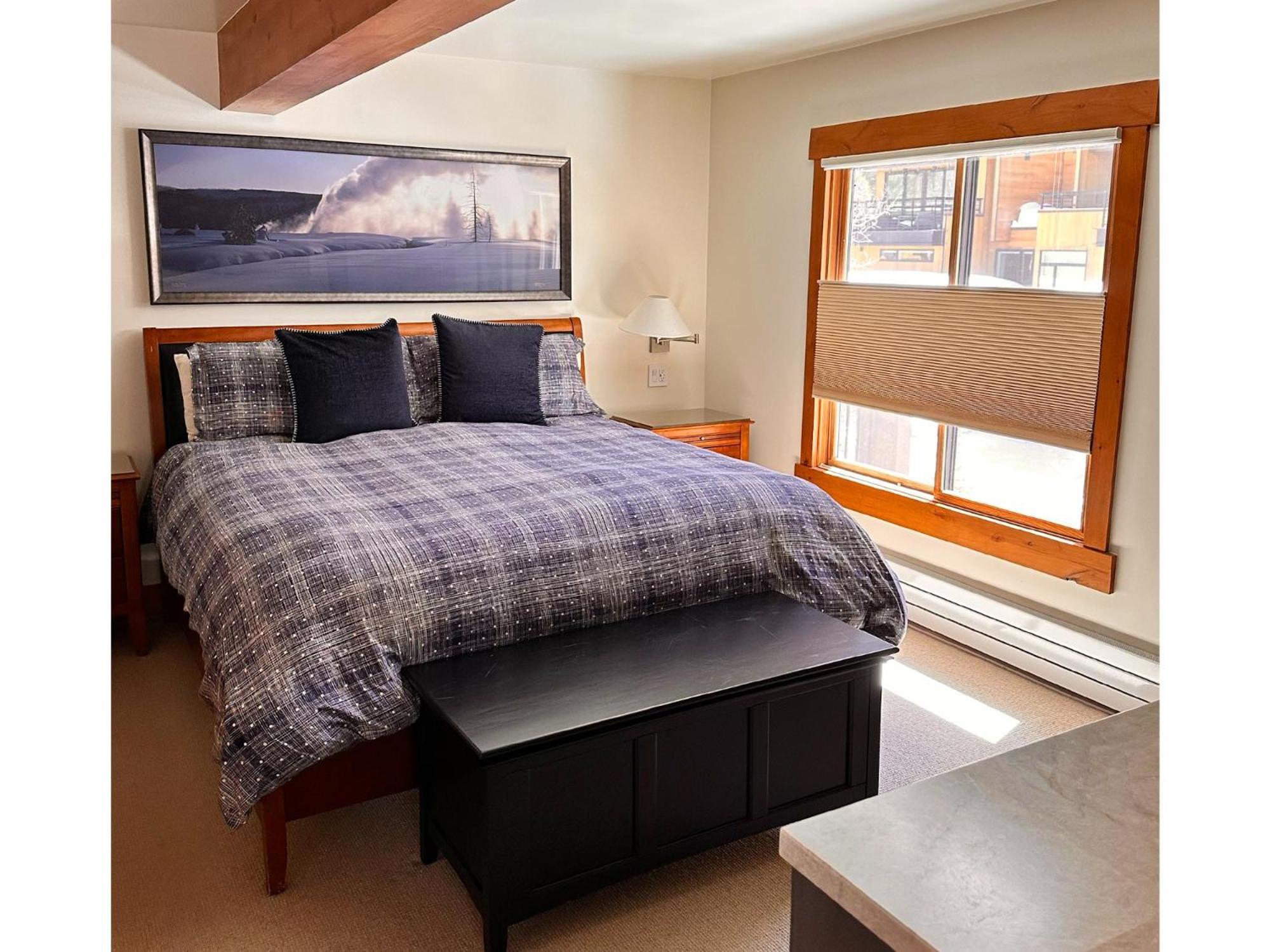 Three-Bedroom Apartment with Mountain View
