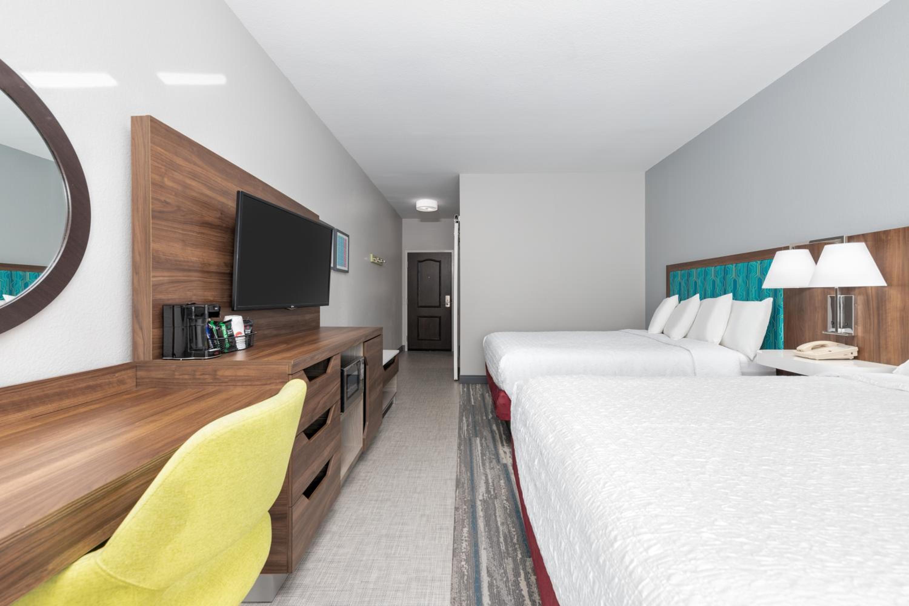 Room with Two Queen Beds - Non-Smoking photo 3