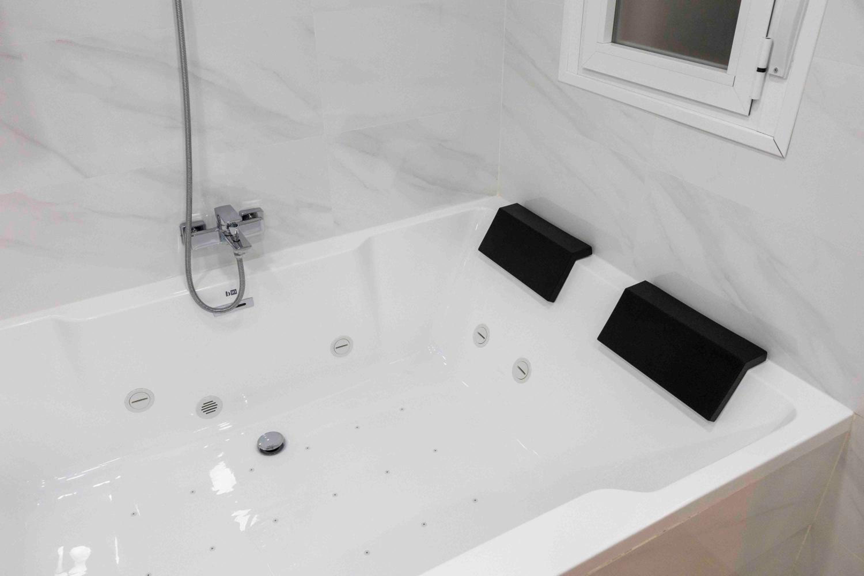Studio with Spa Bath