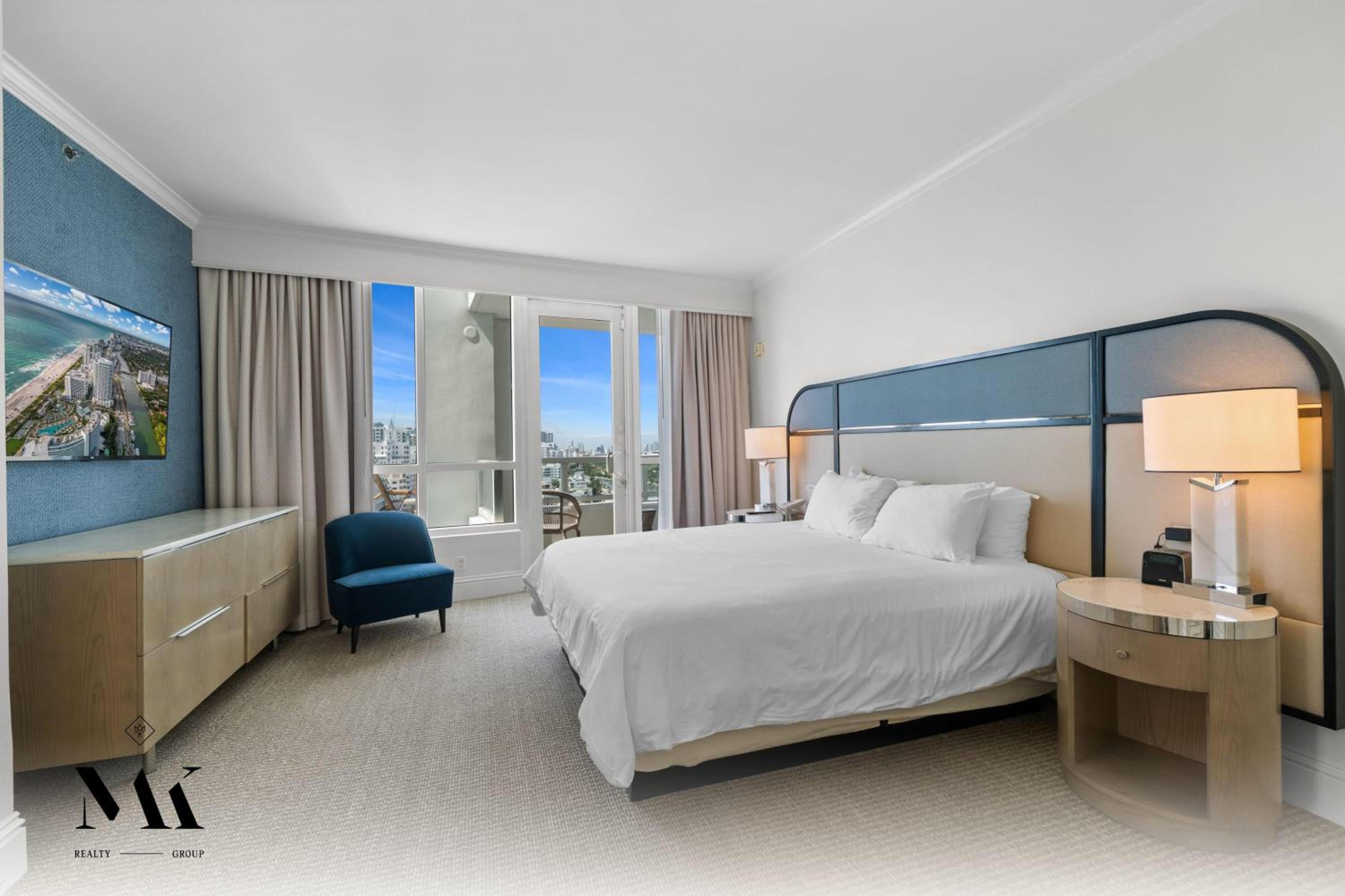 Superior One-Bedroom Suite with Kitchen