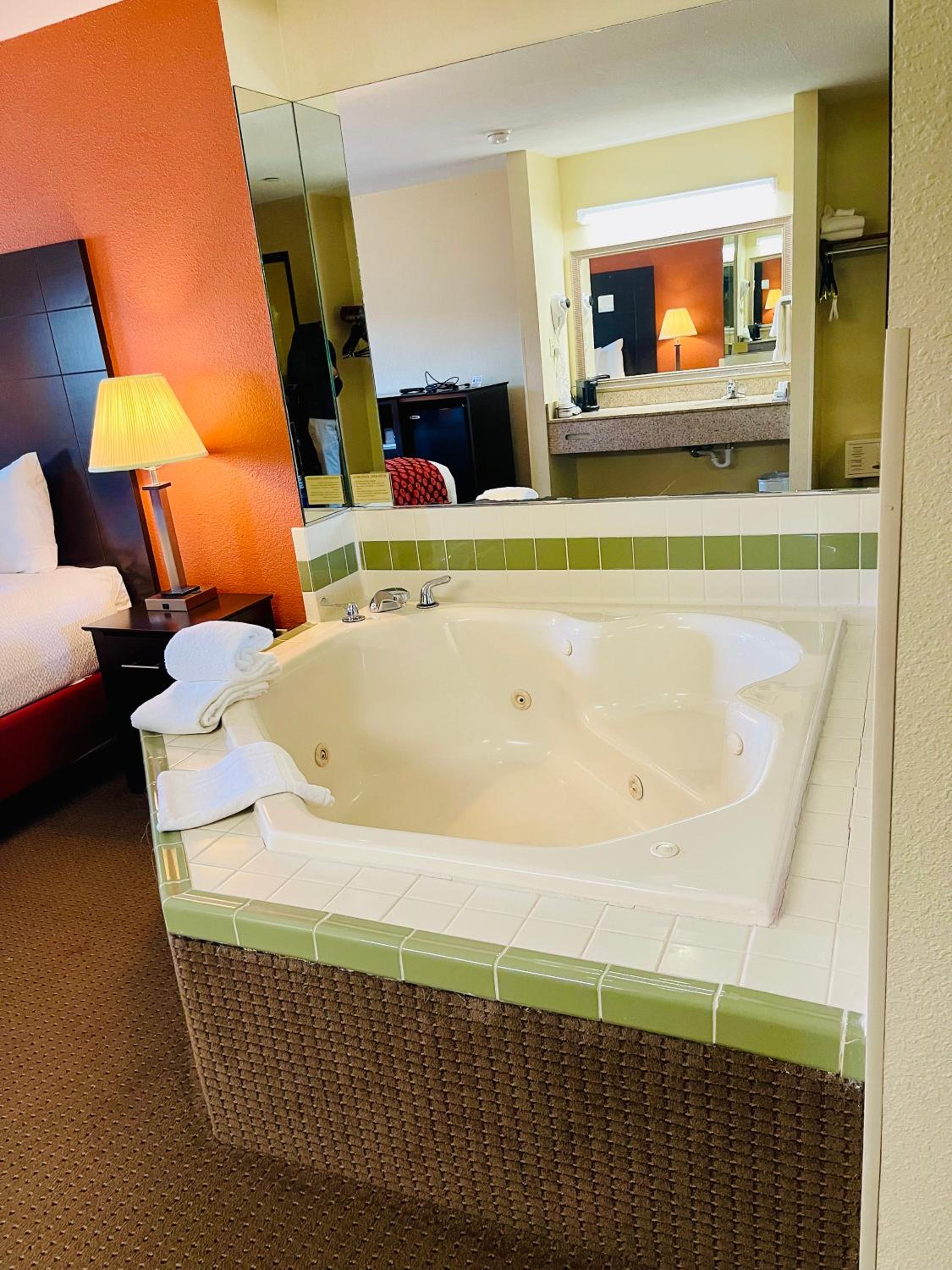Suite with One Double Bed and Jetted Tub with Grab Bars - Mobility Accessible/Non-Smoking - Photo 3