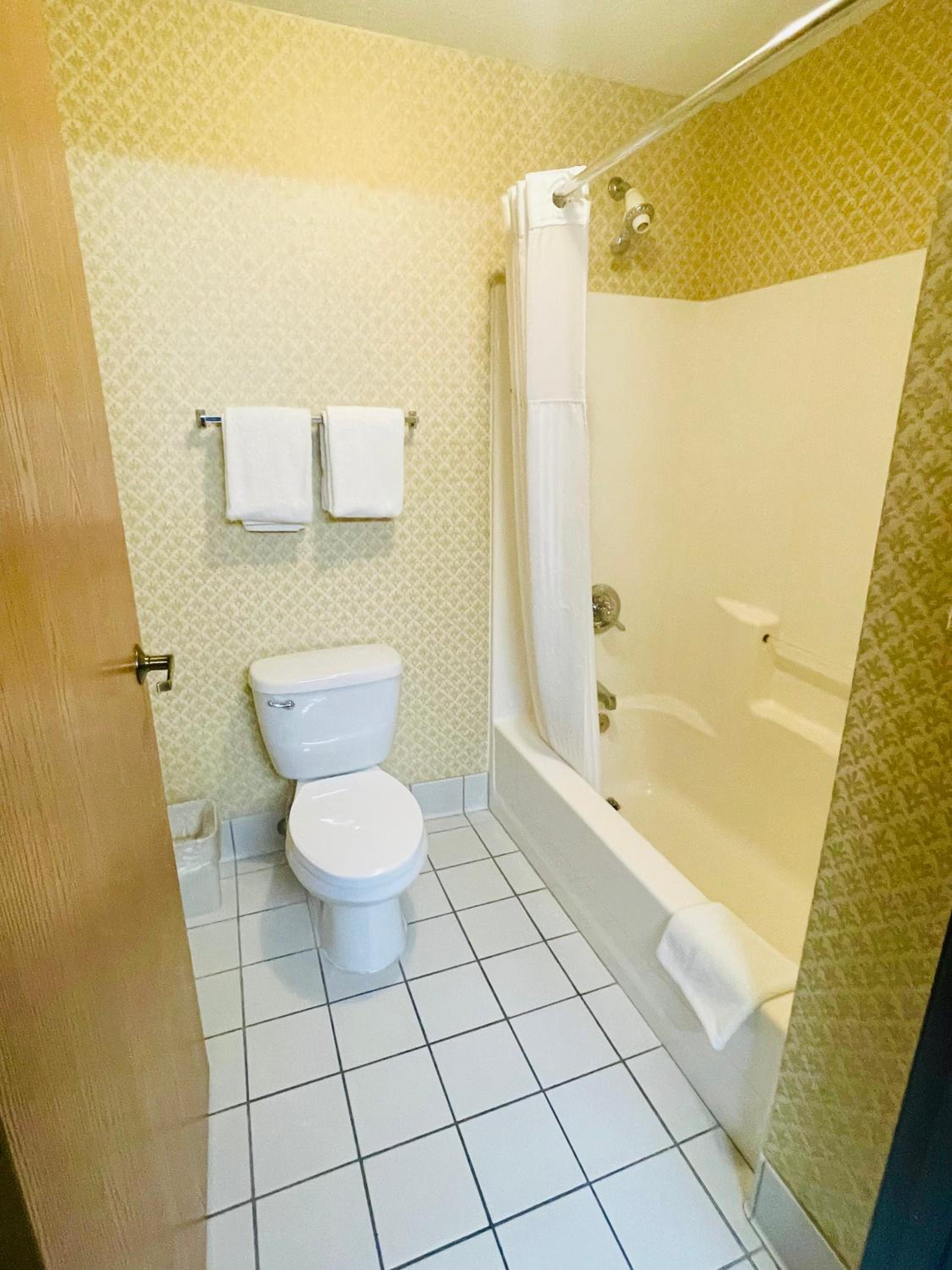 Double Room with Two Double Beds - Pet Friendly/Non-Smoking - Photo 2