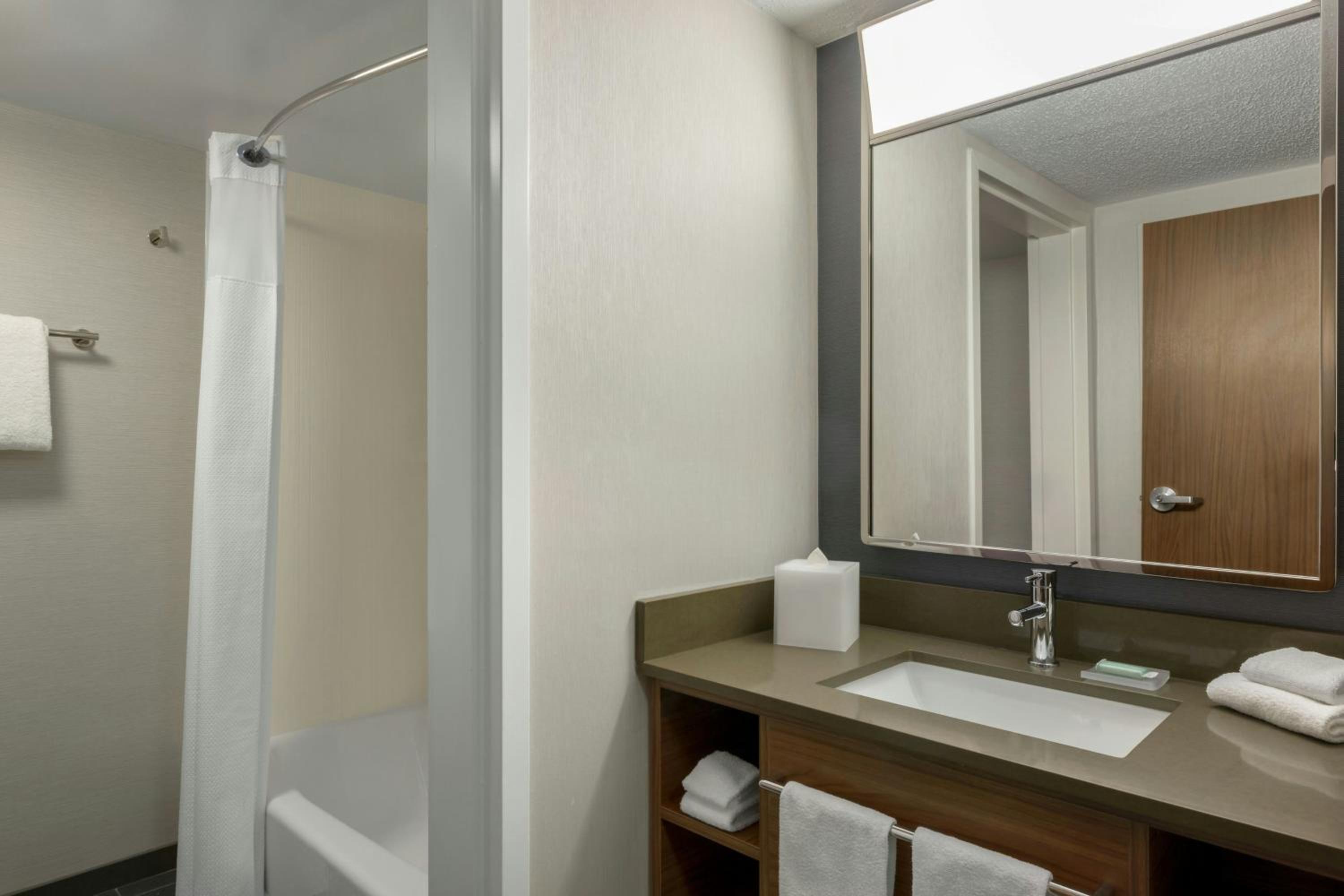 Queen Room with Two Queen Beds - Photo 2
