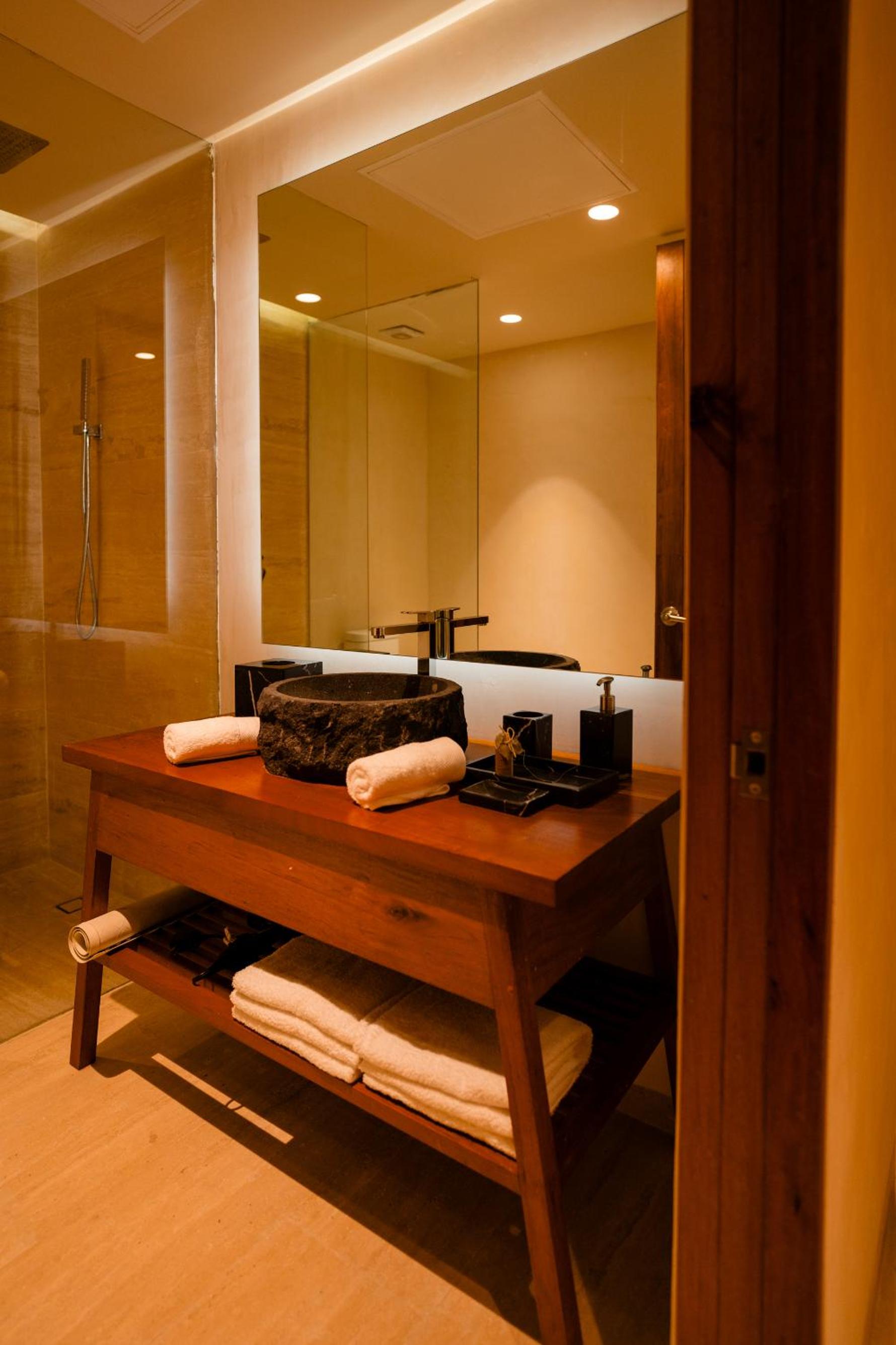 Deluxe bloom room with 1 king bed