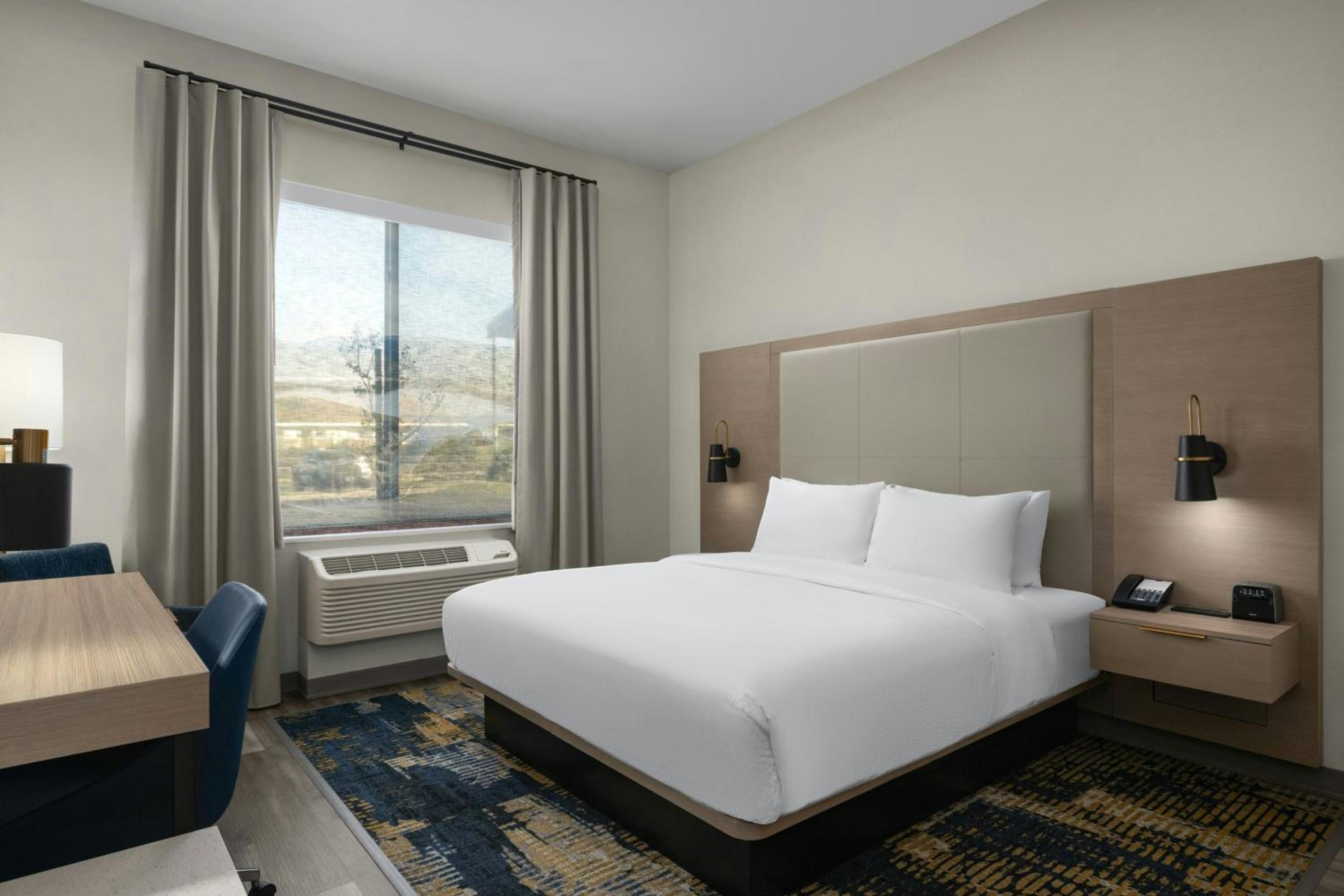 Standard King Room with Mountain View - Hearing Accessible photo 1