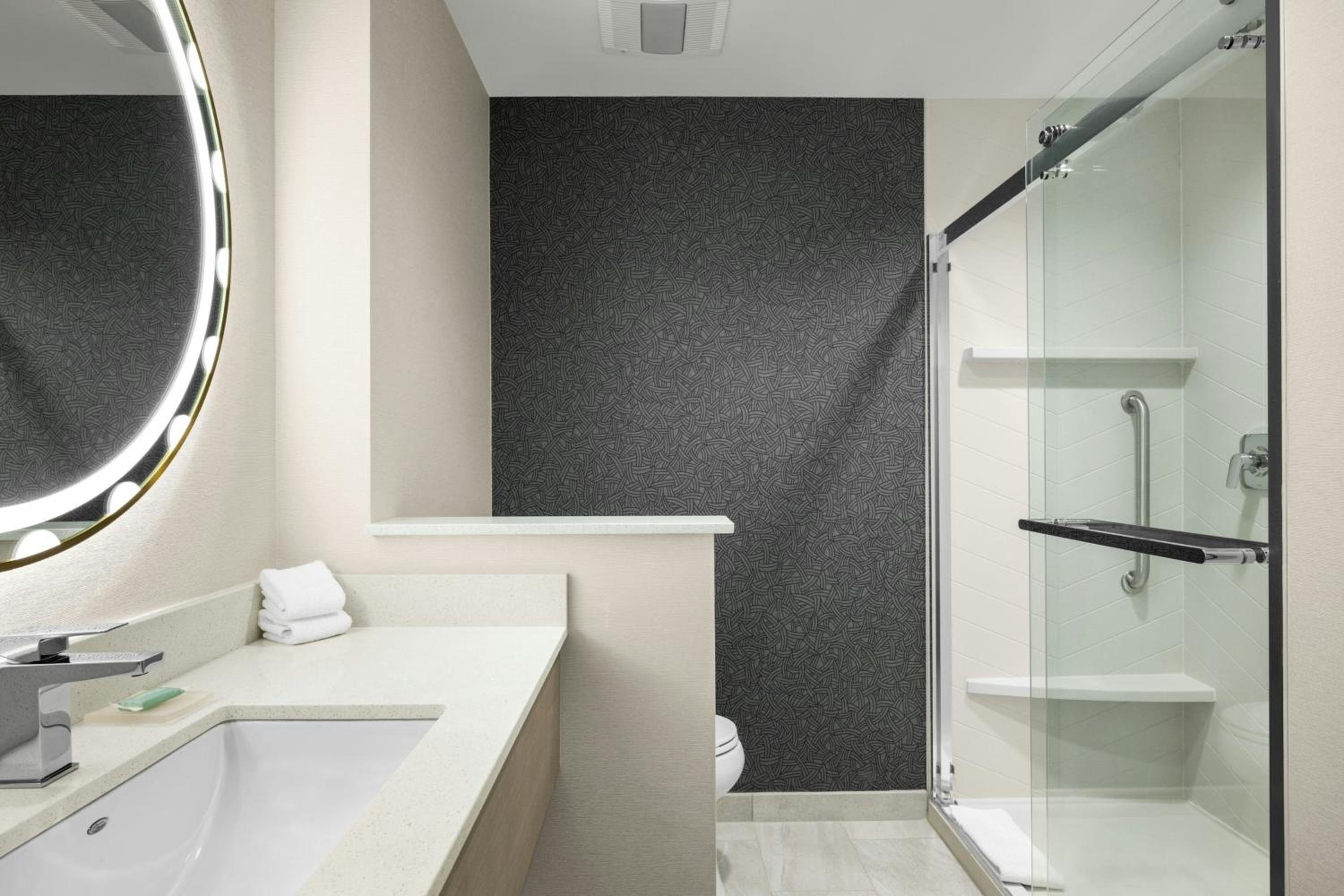 Standard King Room with Mountain View - Hearing Accessible photo 2