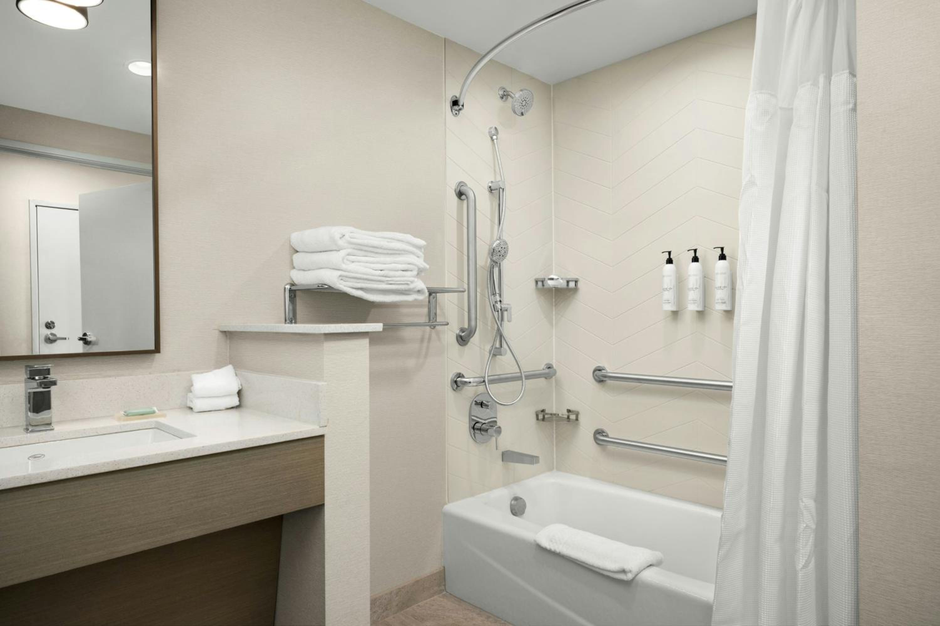 Standard King Room with Mountain View - Hearing Accessible photo 3