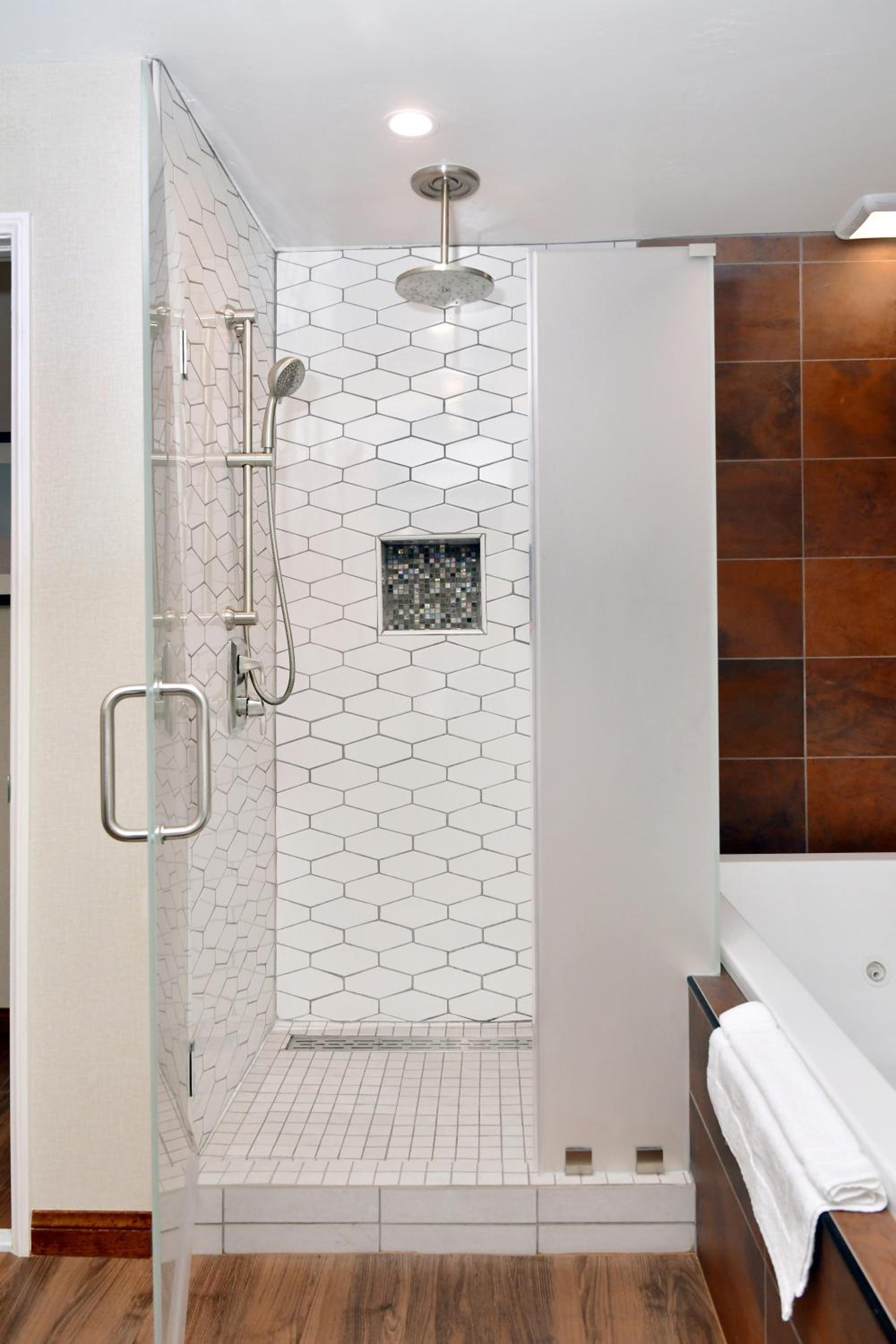 Jr. Jacuzzi Suite - Photo 10