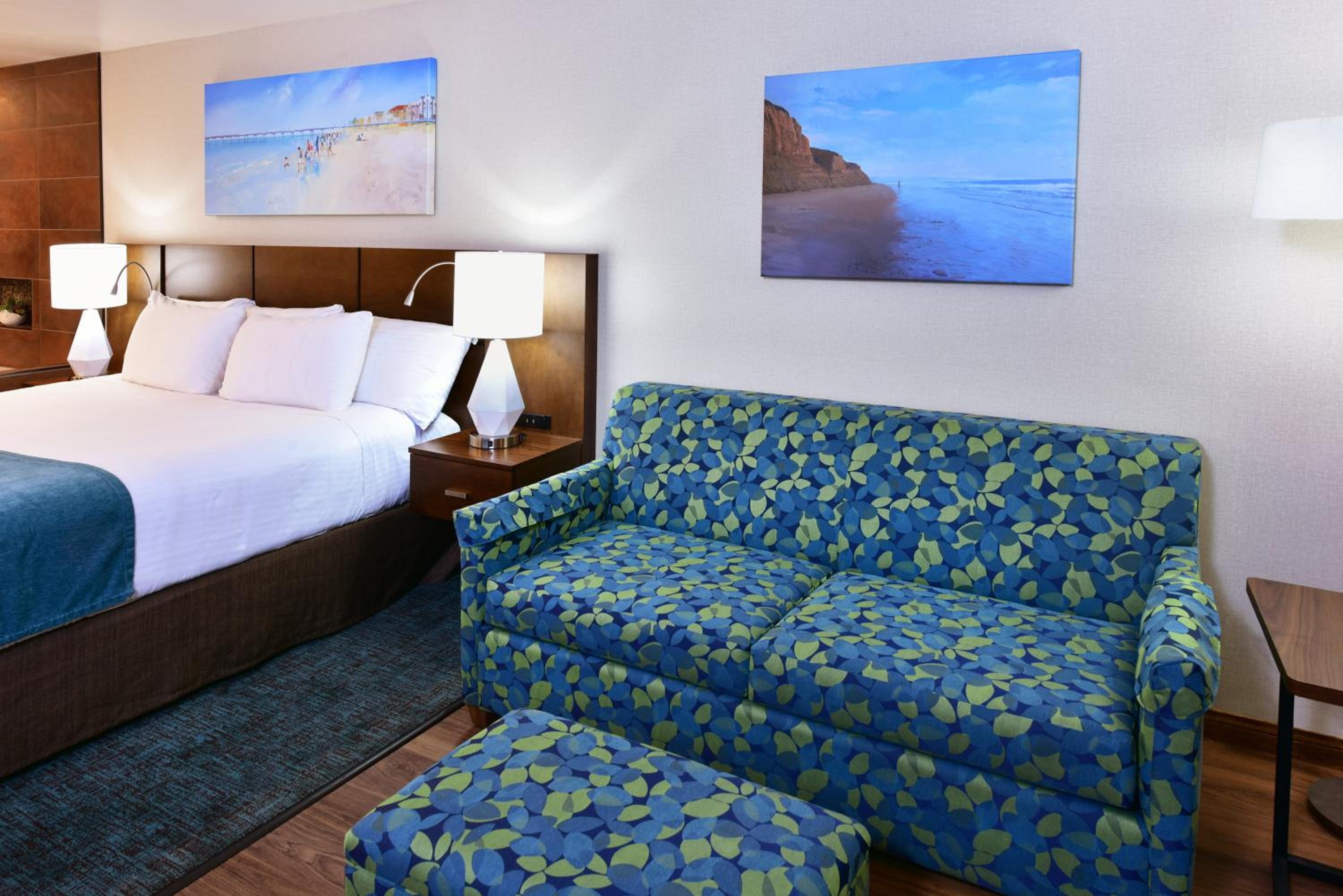 Jr. Jacuzzi Suite - Photo 11