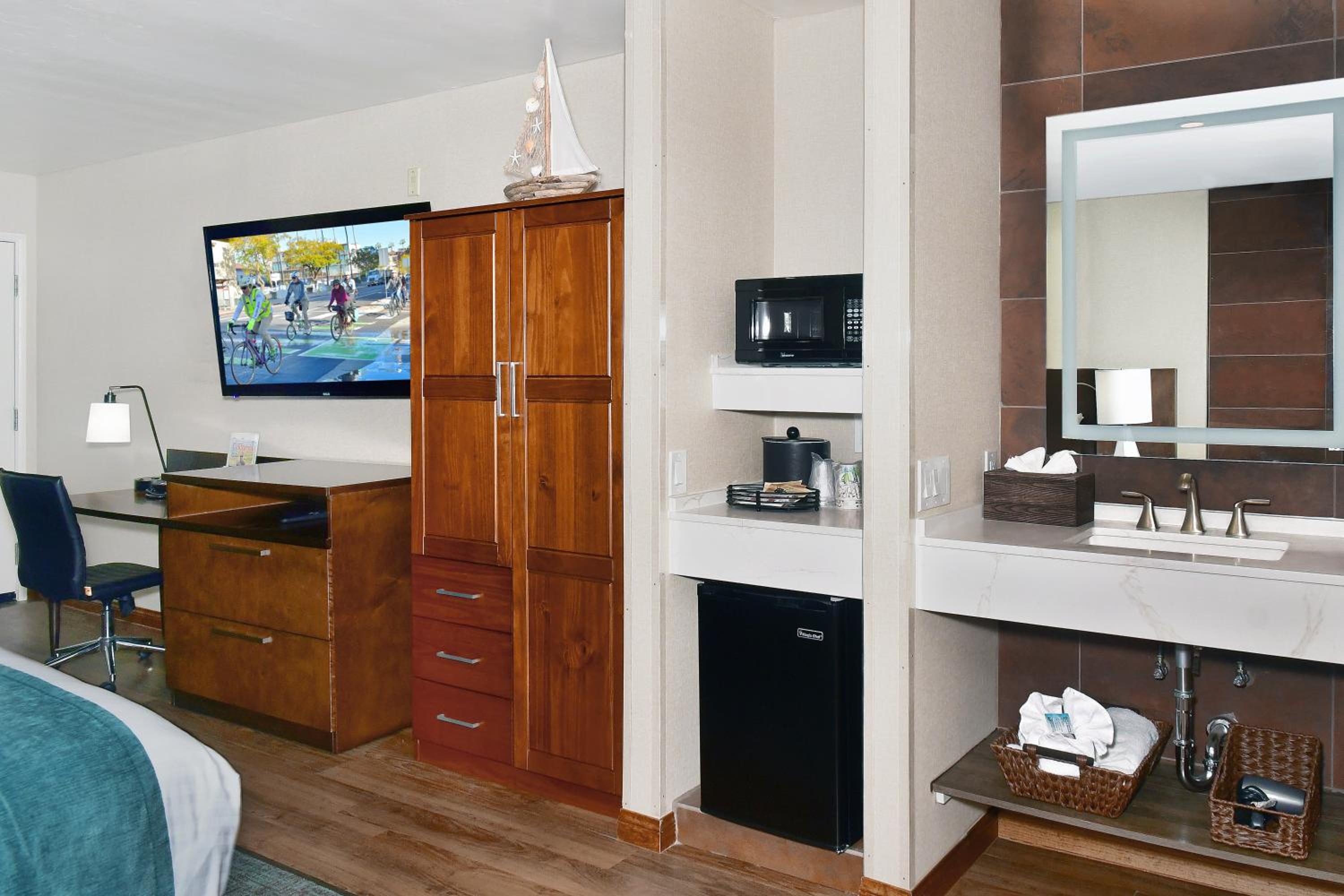 Jr. Jacuzzi Suite - Photo 12