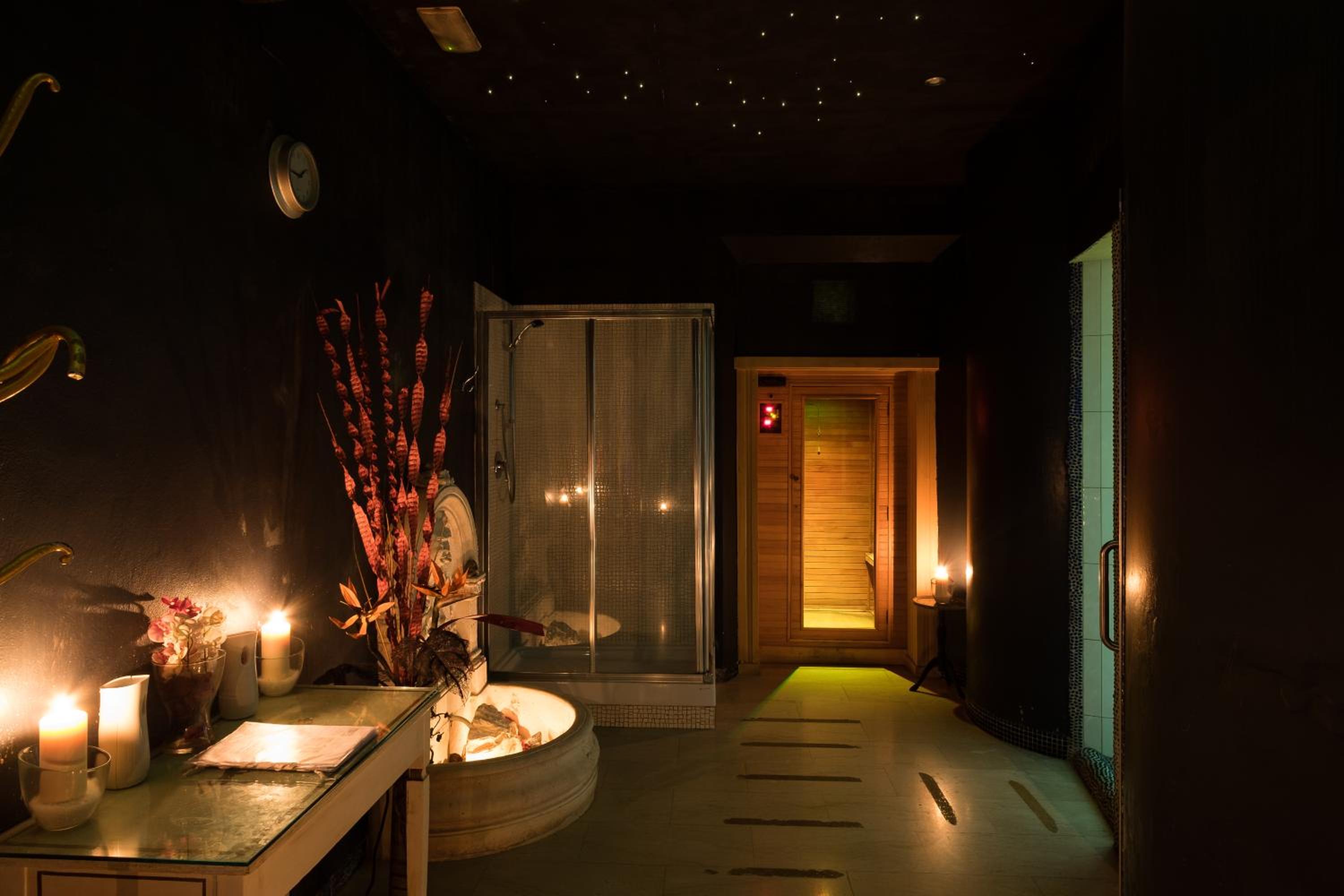 Double or Twin Room with Spa Access - Photo 10