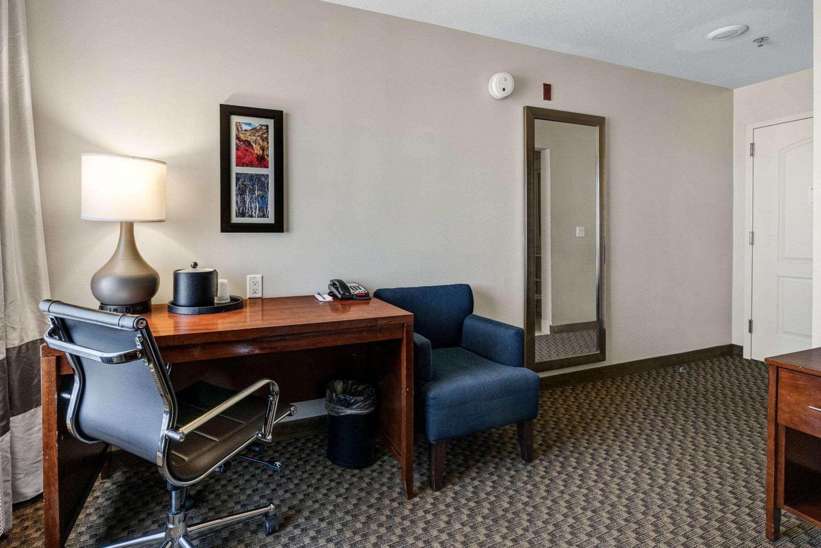 King Room - Non-Smoking - Photo 3