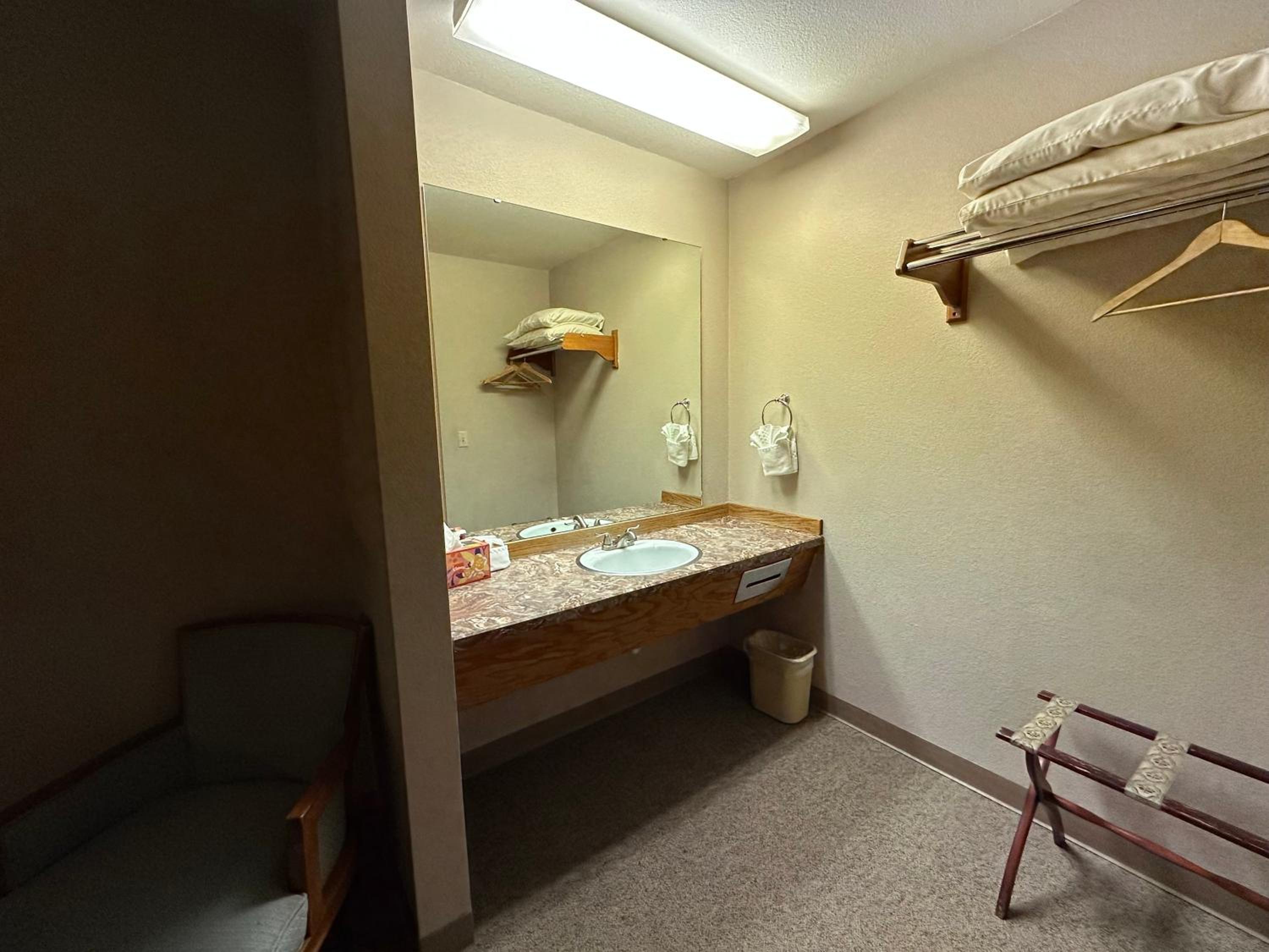 Deluxe Double Room (2 Adults + 1 Child) - Photo 6