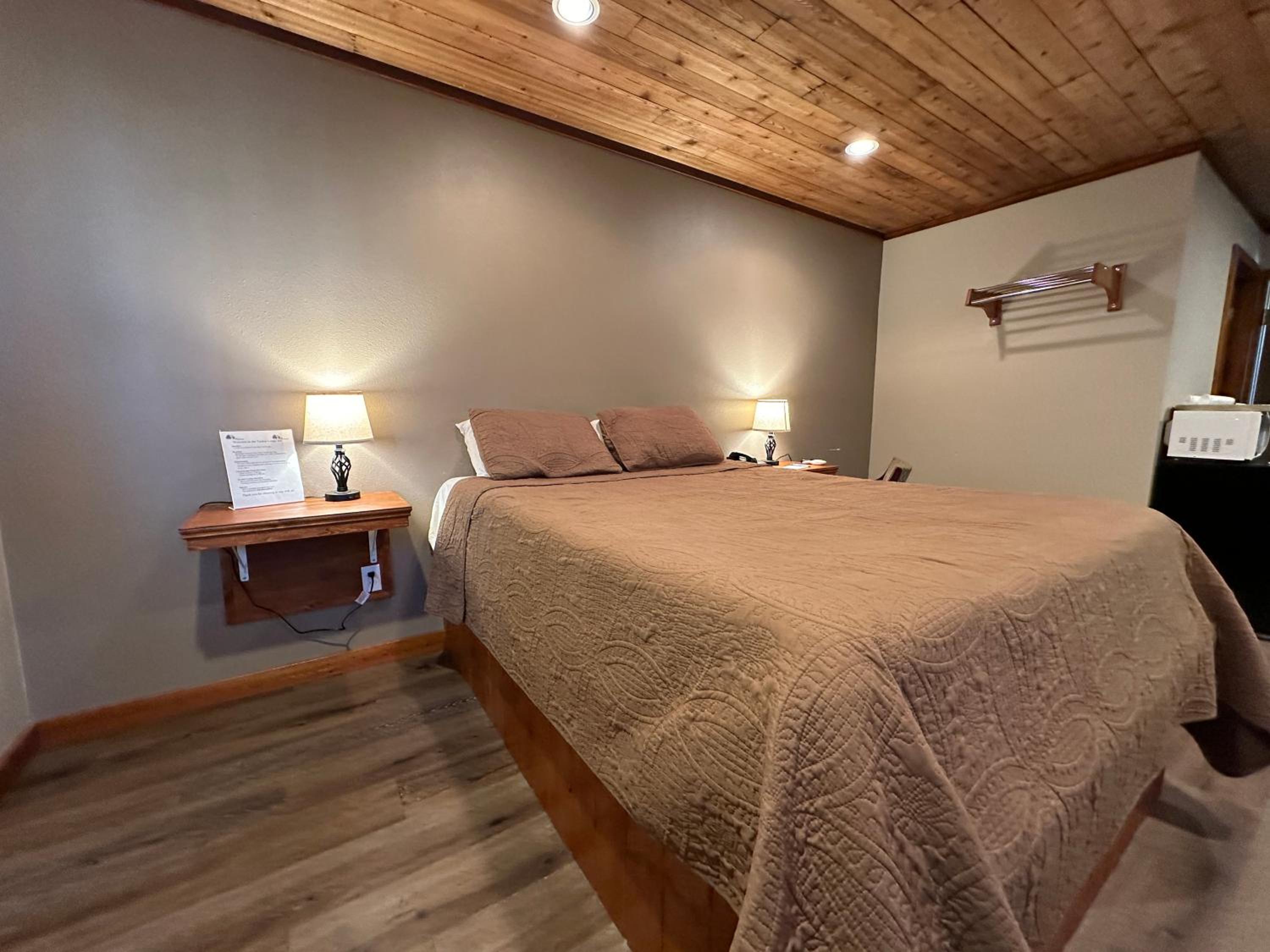 Deluxe Double Room (2 Adults + 1 Child) - Photo 3