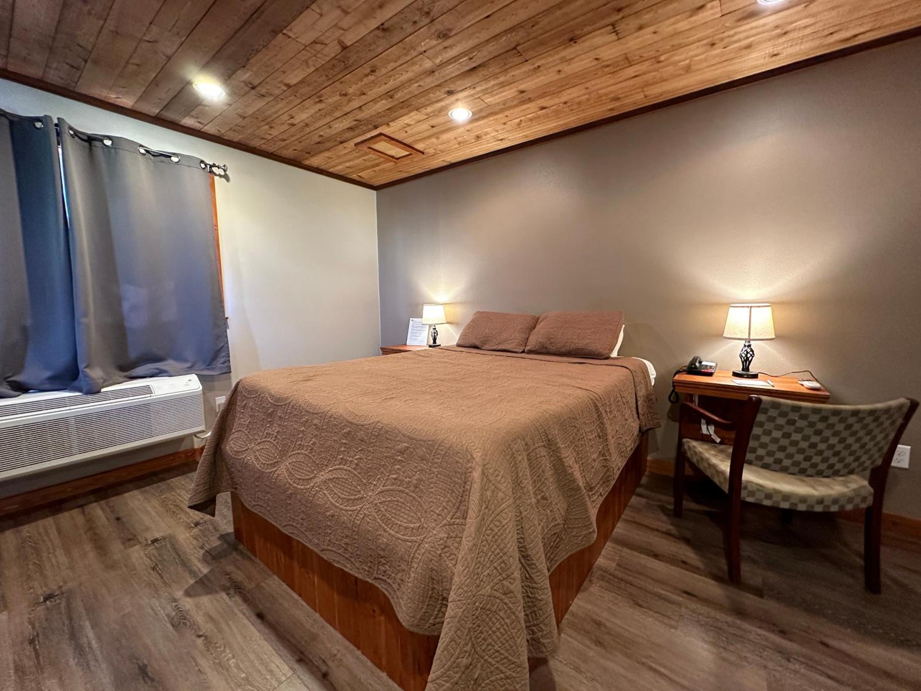 Deluxe Double Room (2 Adults + 1 Child) - Photo 7