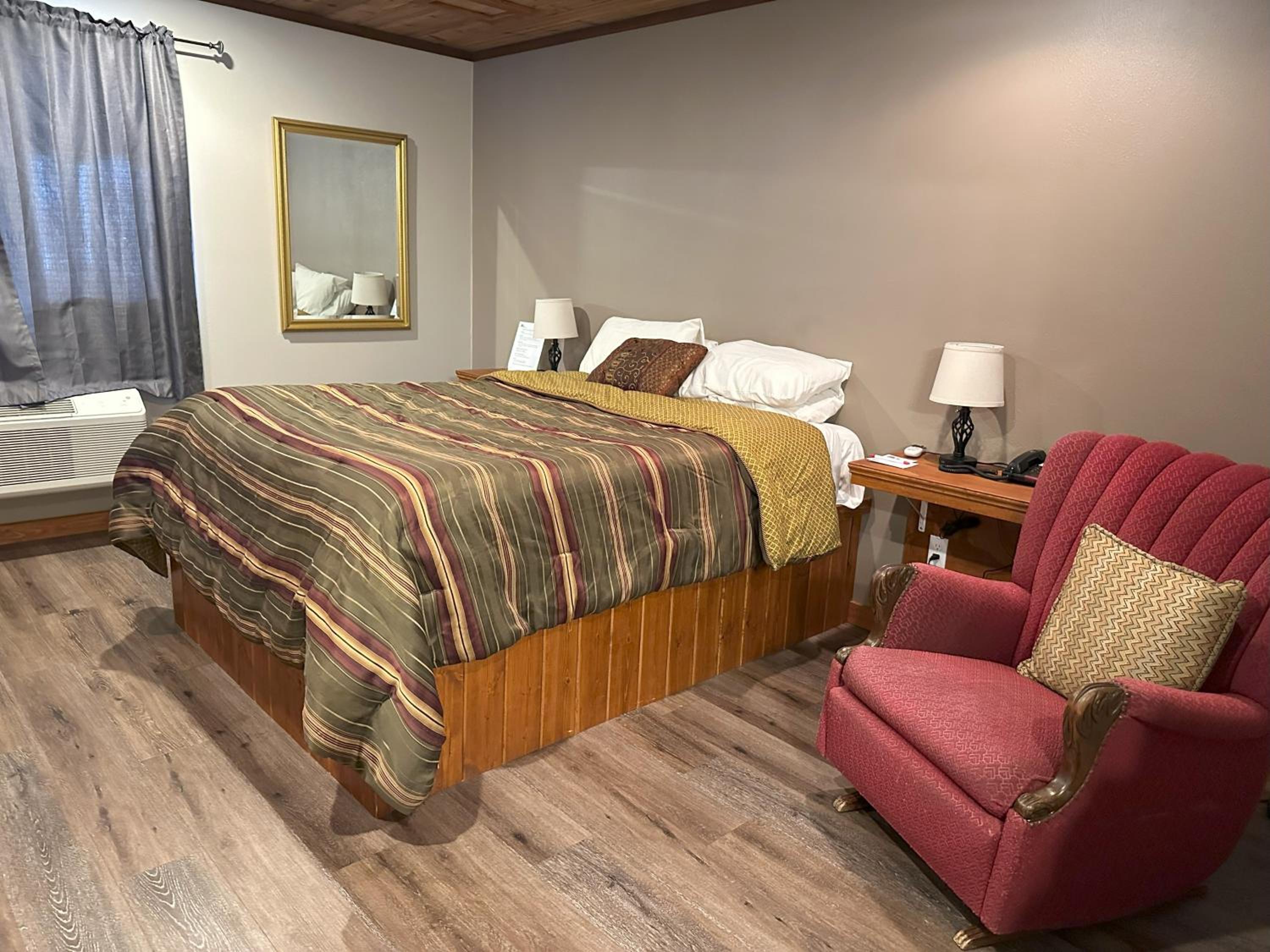 Deluxe Double Room (2 Adults + 1 Child) - Photo 8