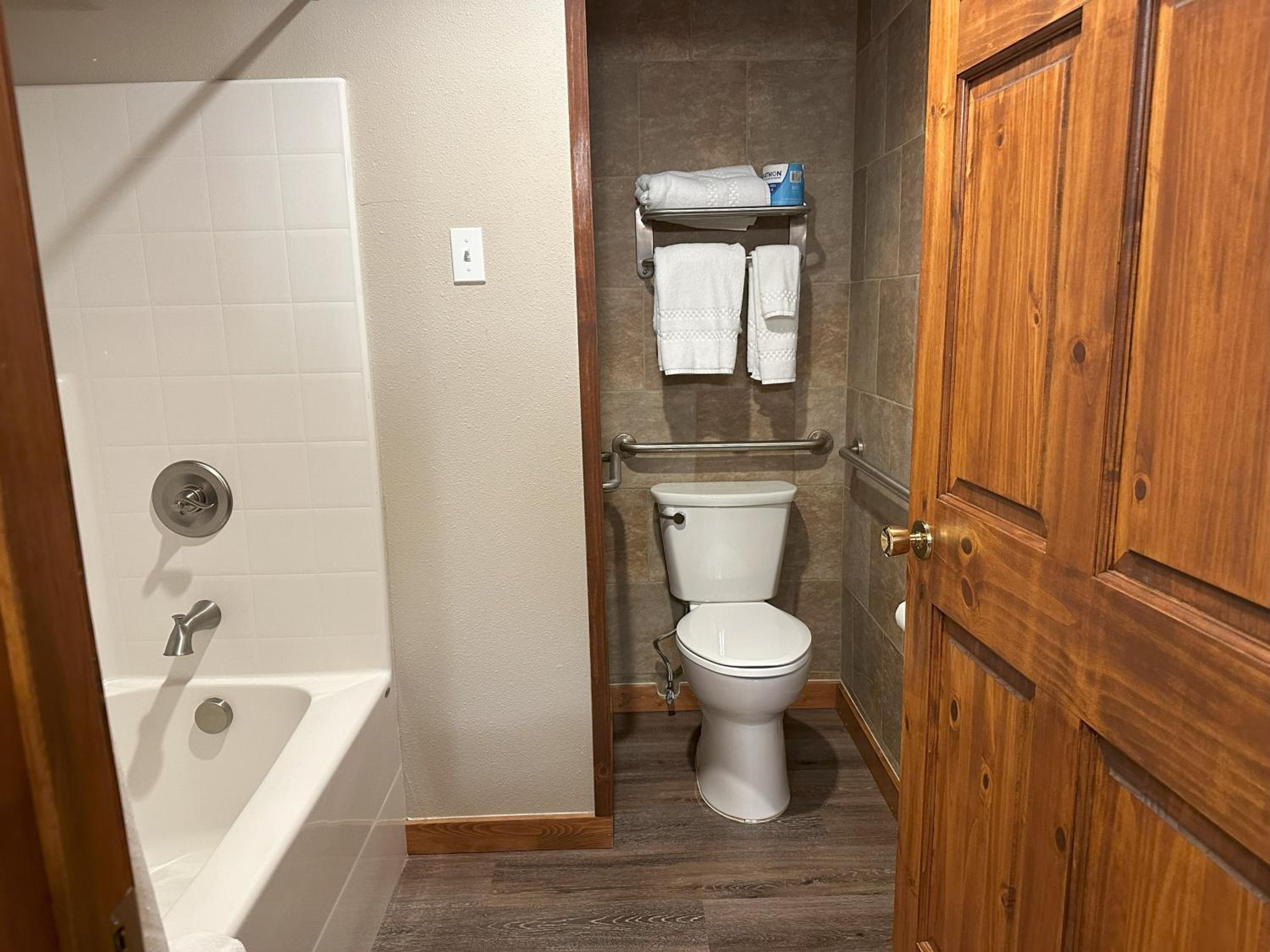 Deluxe Double Room (2 Adults + 1 Child) - Photo 9