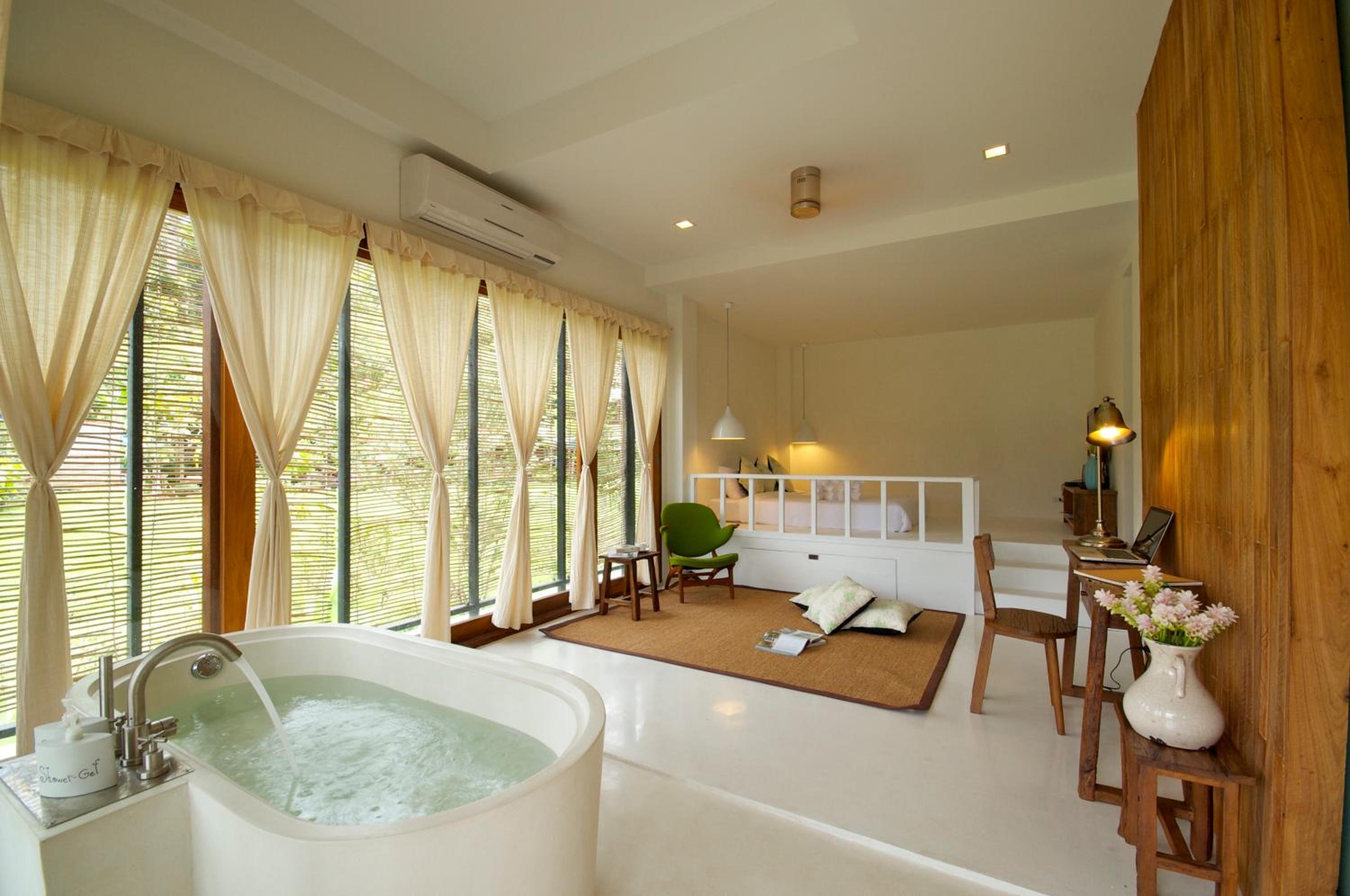 Luxury Suite with Bath Tub