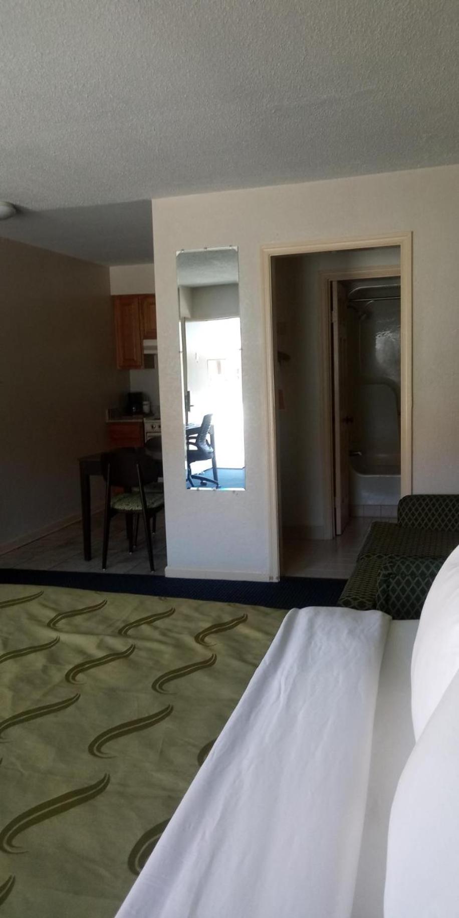 King Room - Accessible/Non Smoking - Photo 4