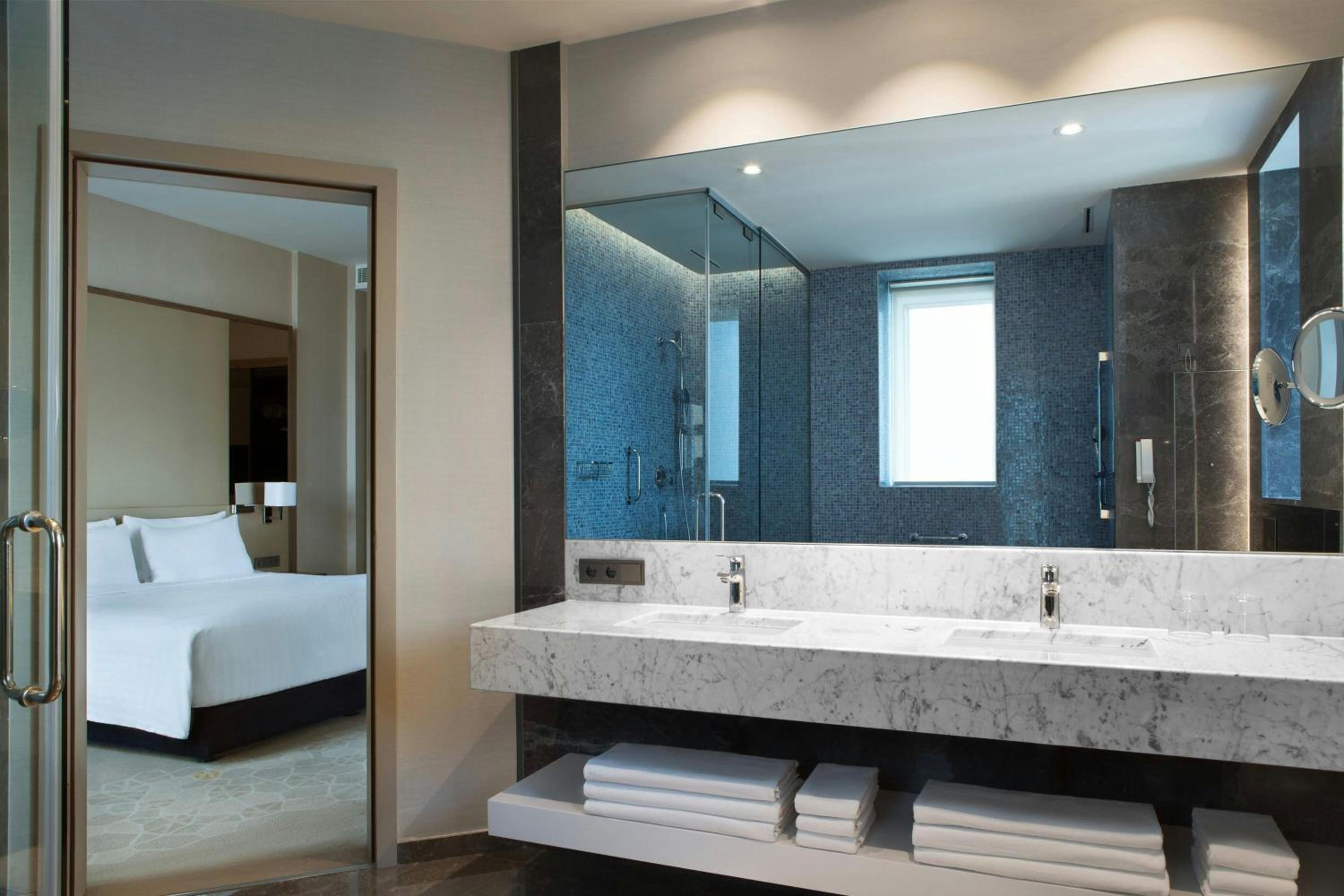 Deluxe King Suite thumbnail 6