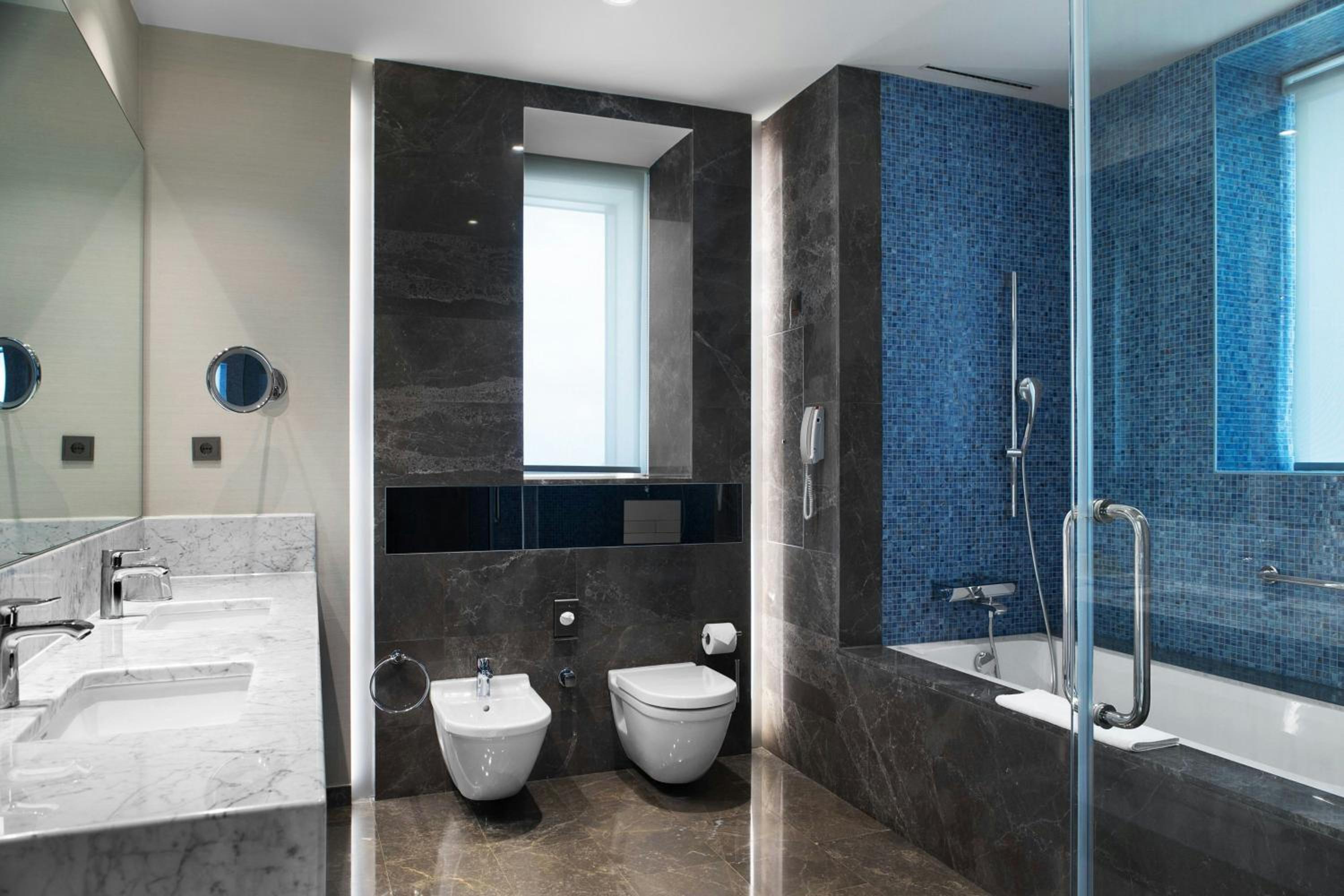 Deluxe King Suite