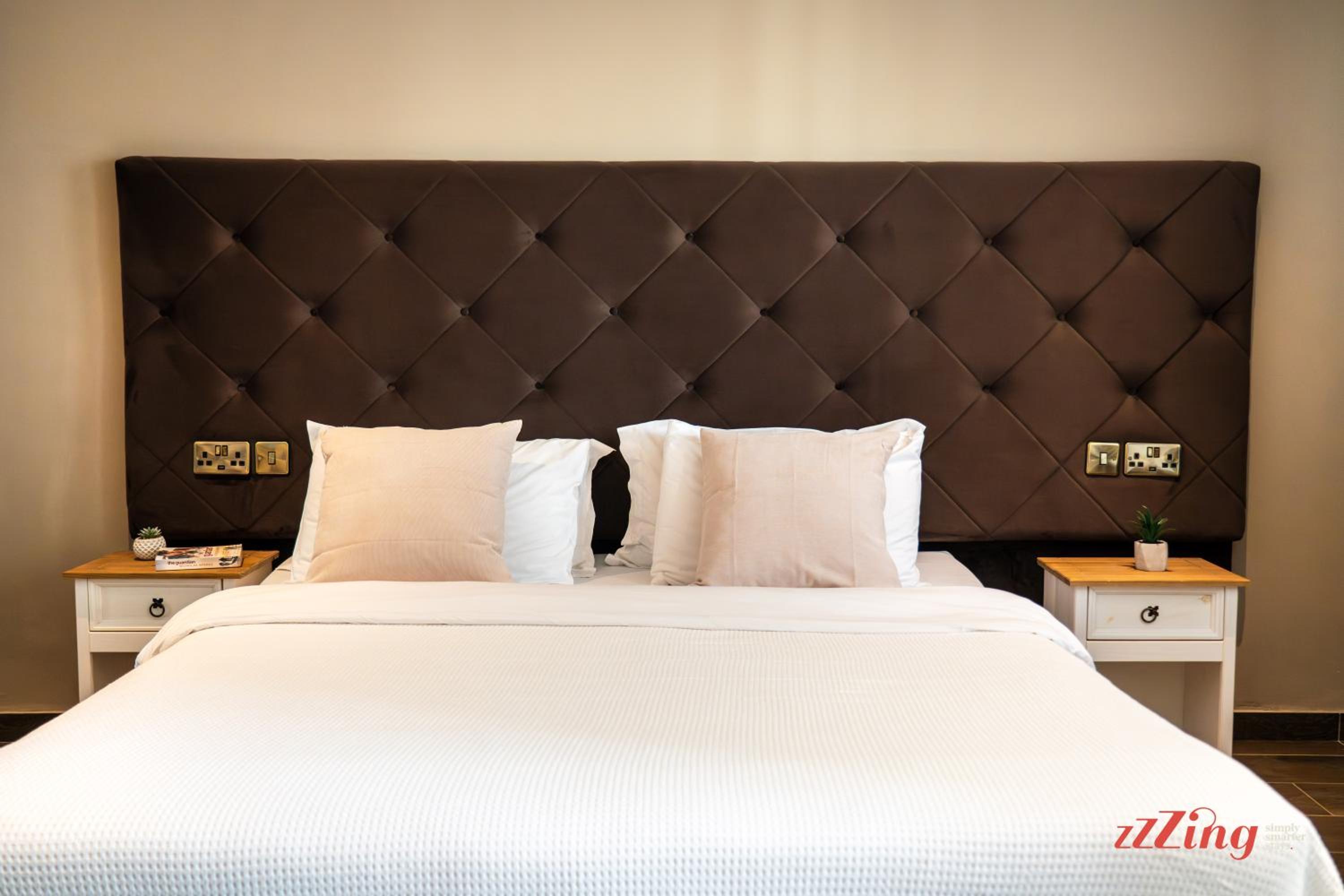 Deluxe King Room with Sofa Bed - Photo 2
