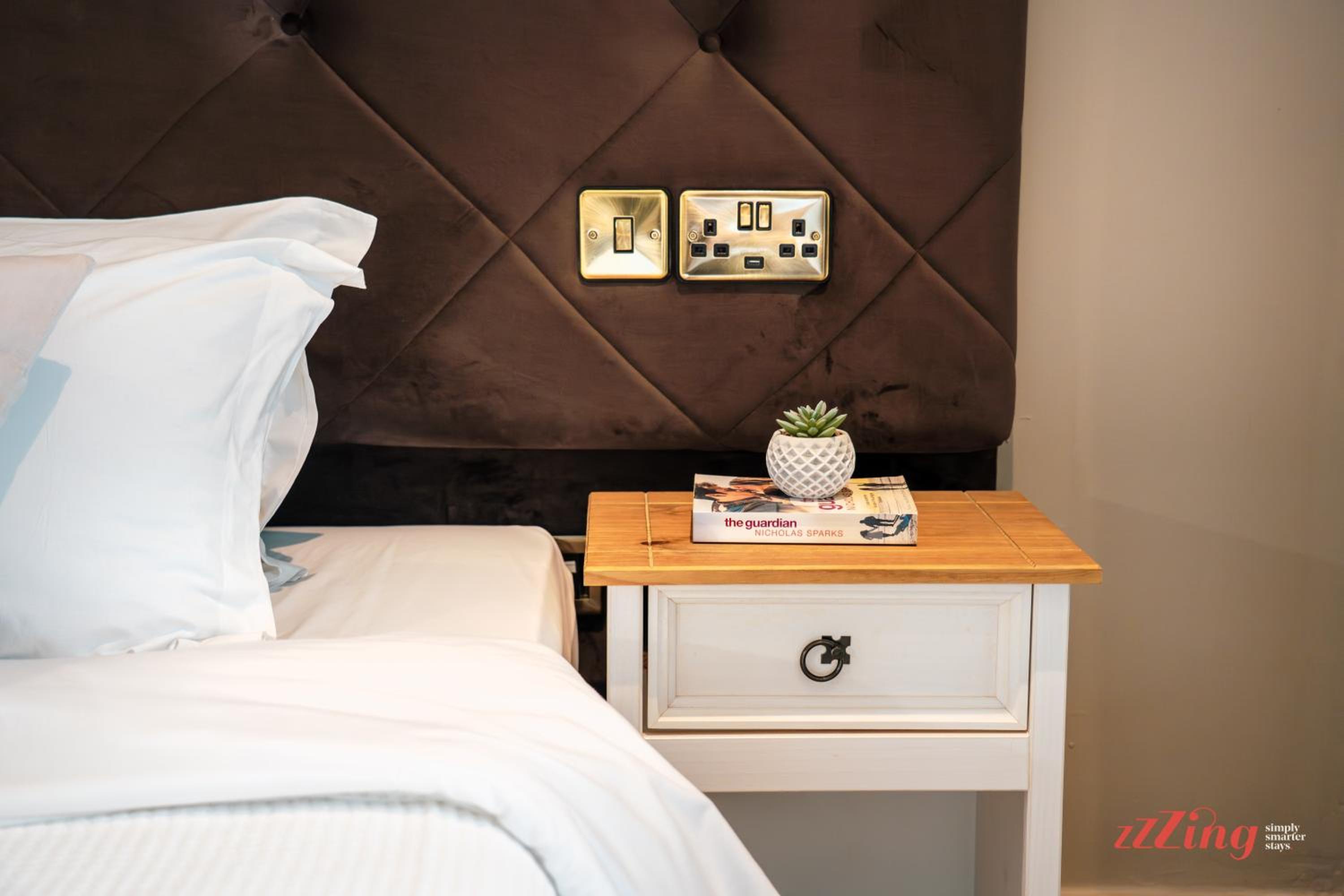 Deluxe King Room with Sofa Bed - Photo 1