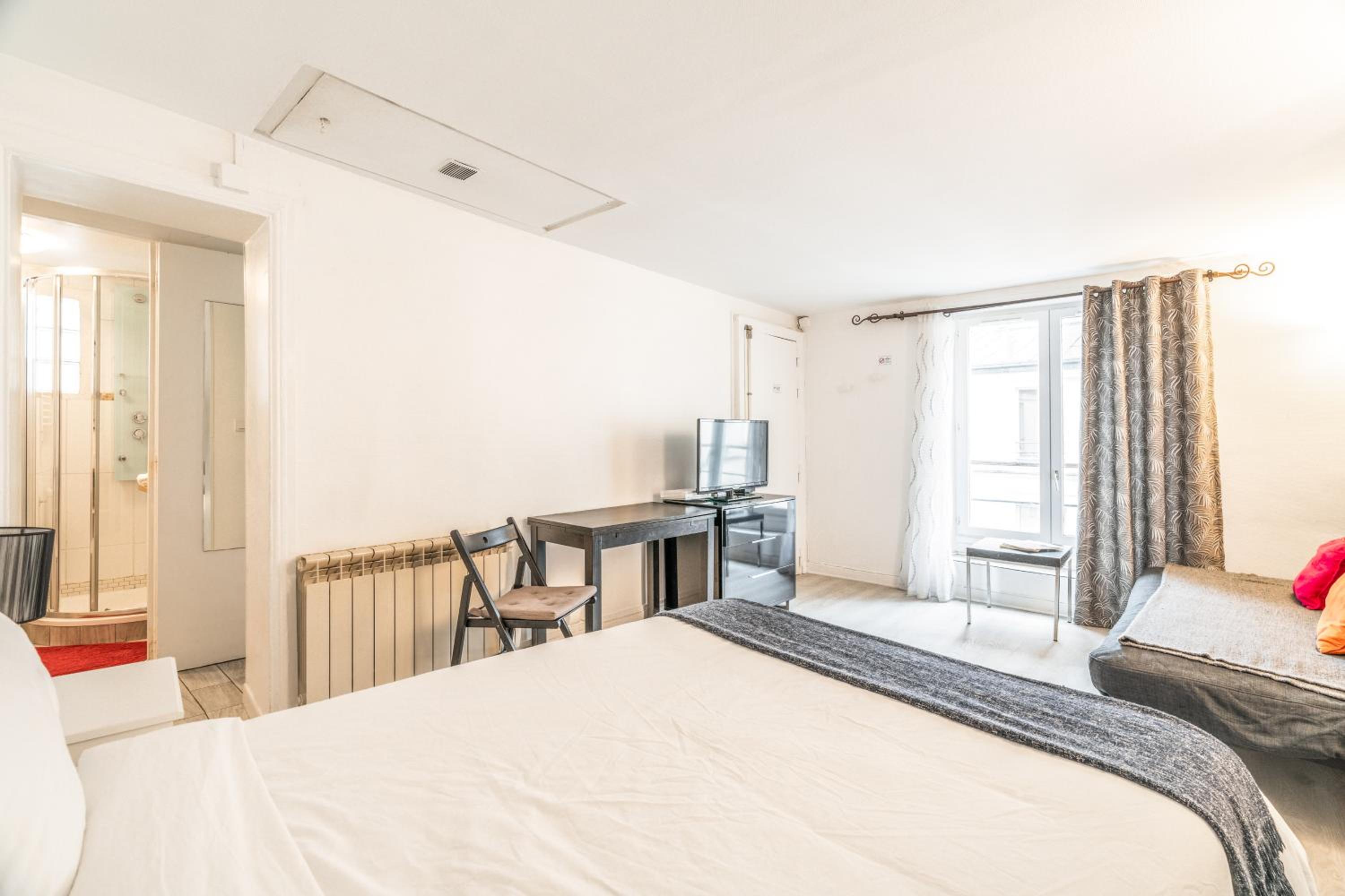 One-Bedroom Apartment photo 1