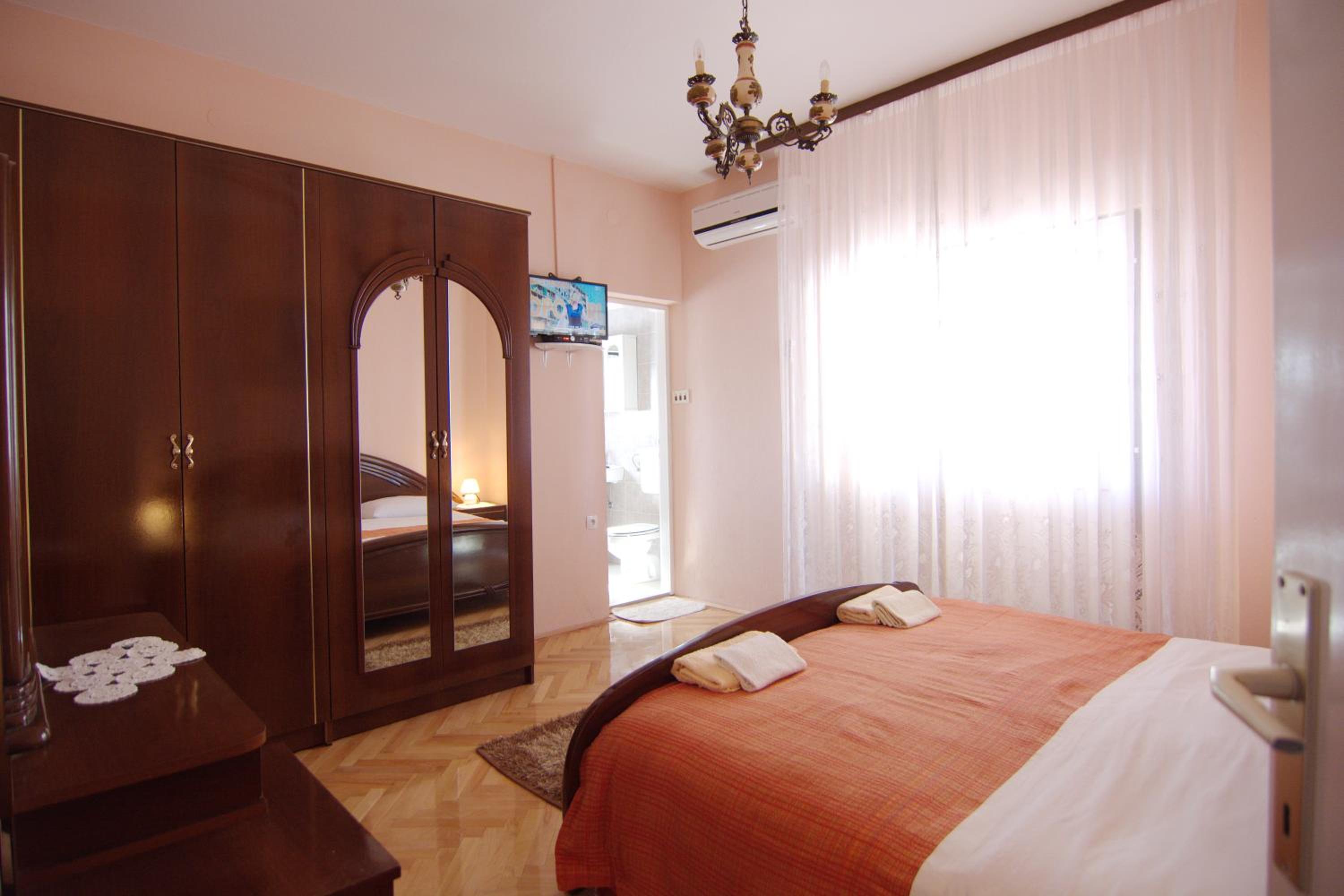 Double Room with Private Bathroom - Photo 15