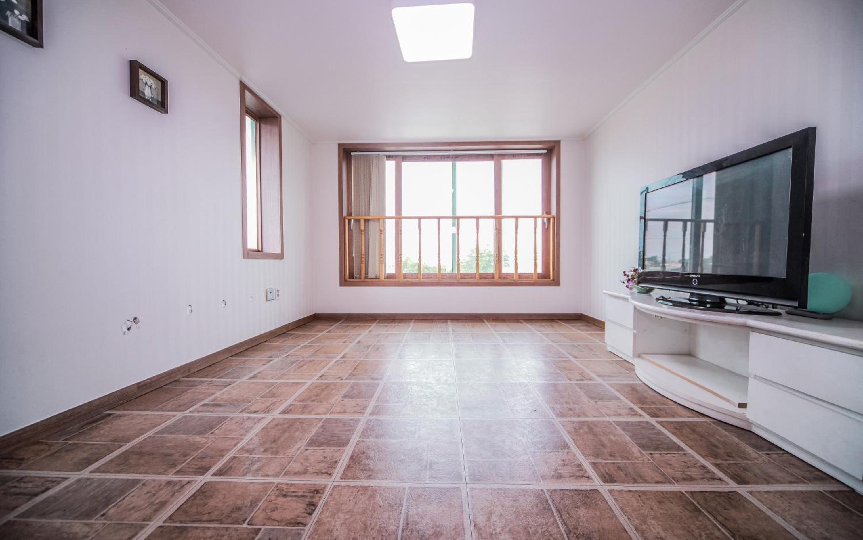 Family Room - Photo 2