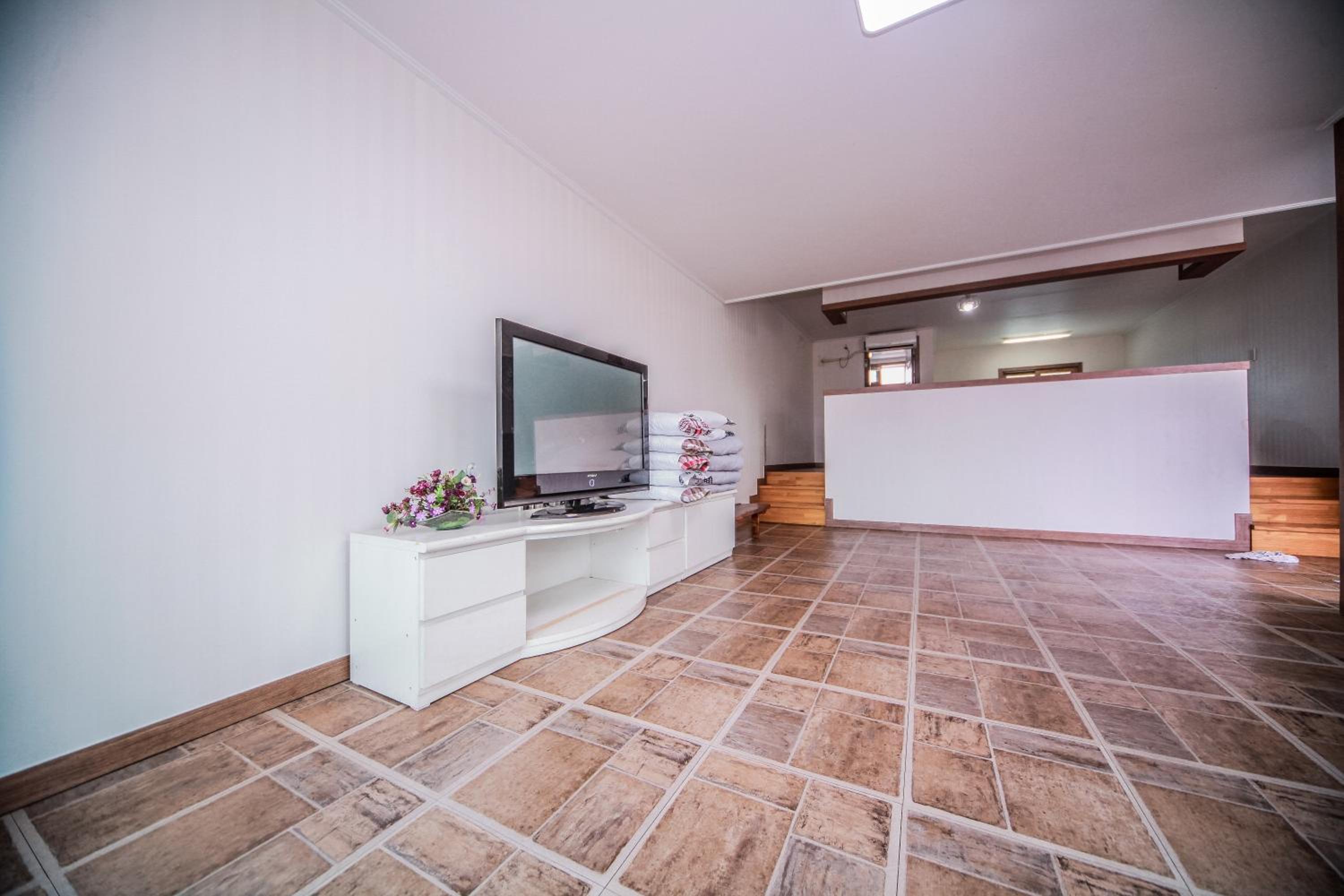 Family Room - Photo 6