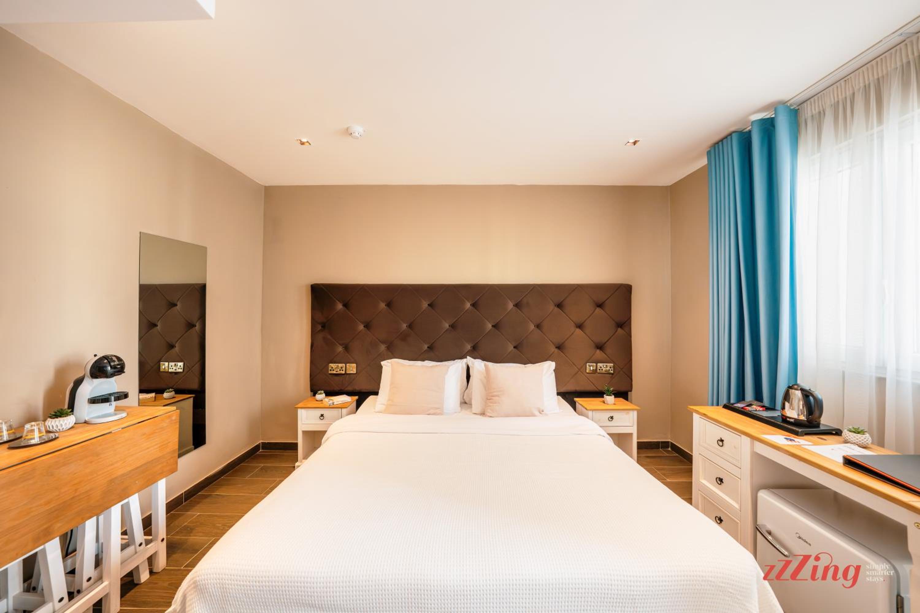 Deluxe King Room with Sofa Bed - Photo 5