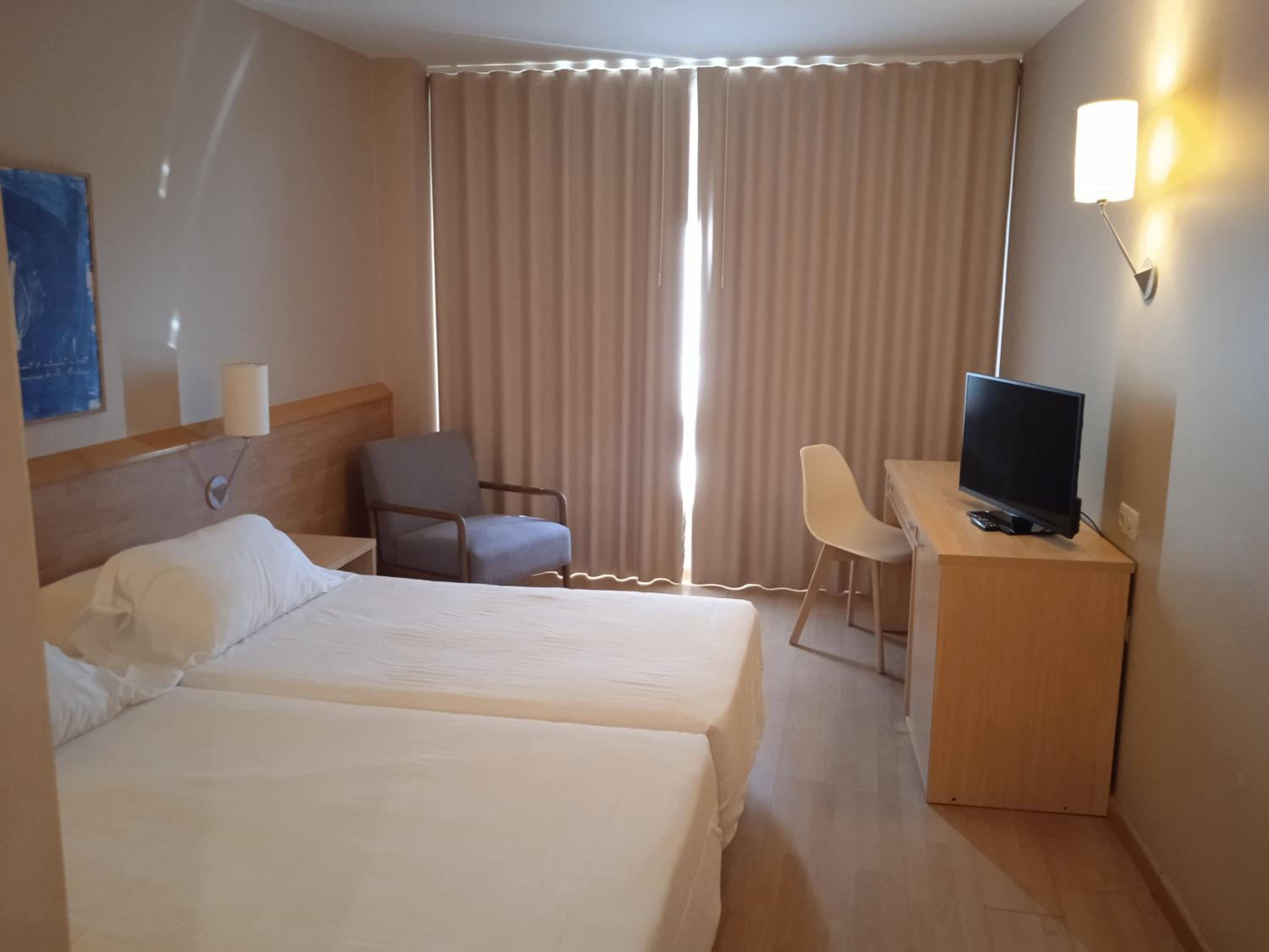 Standard Twin Room thumbnail 5