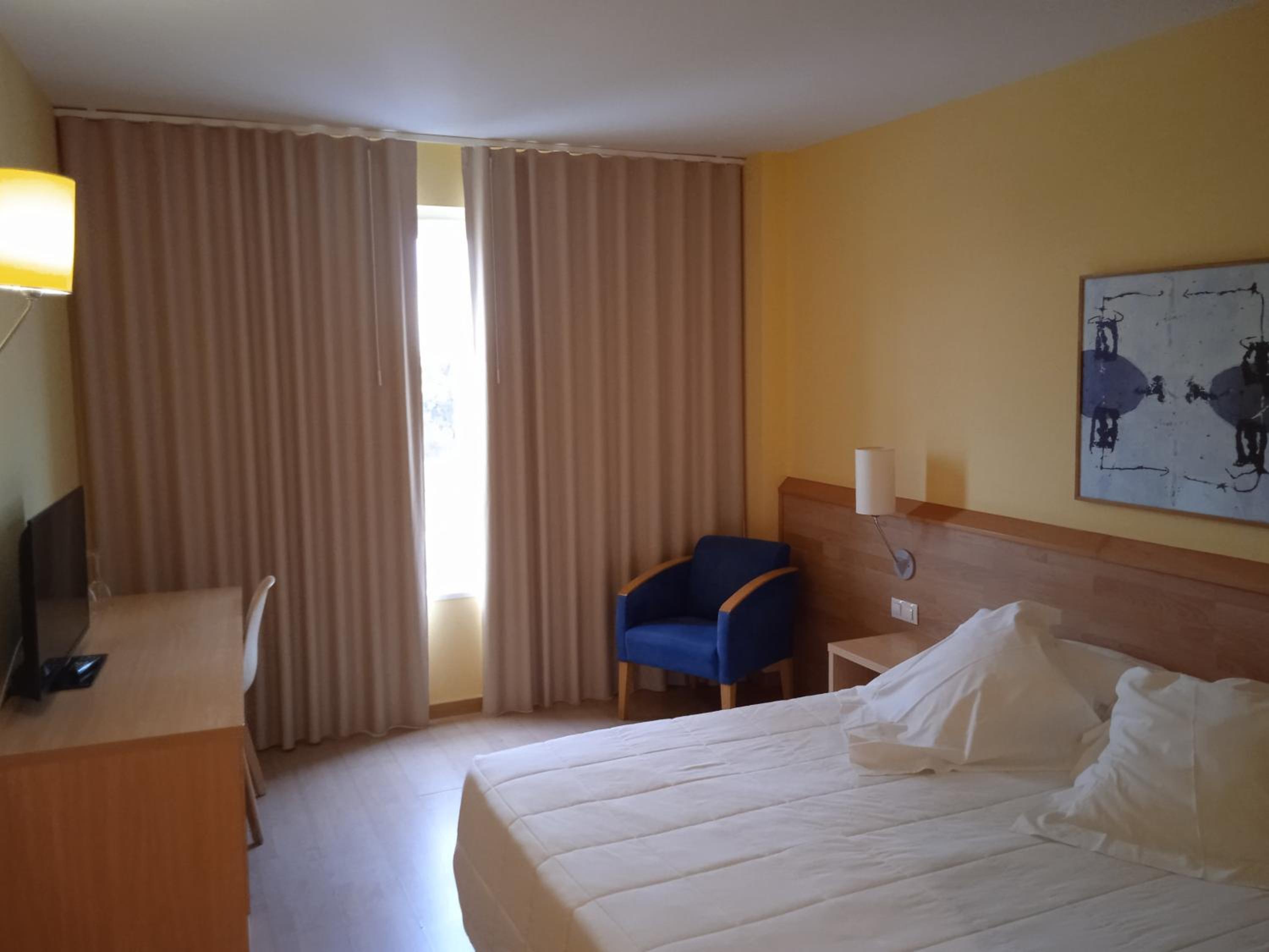 Standard Twin Room thumbnail 6