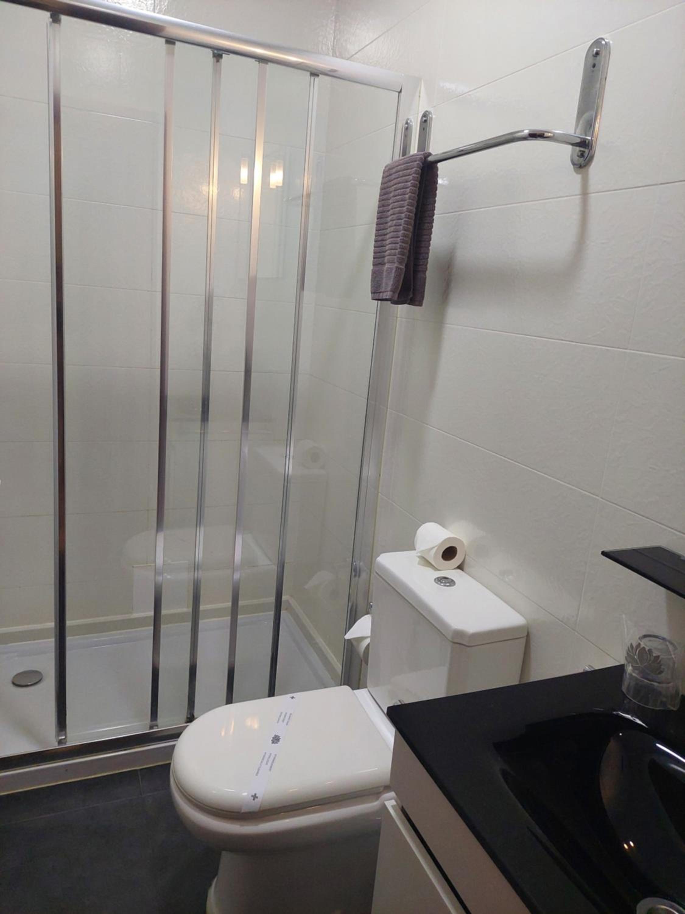 Quadruple Room with Bathroom - Photo 6