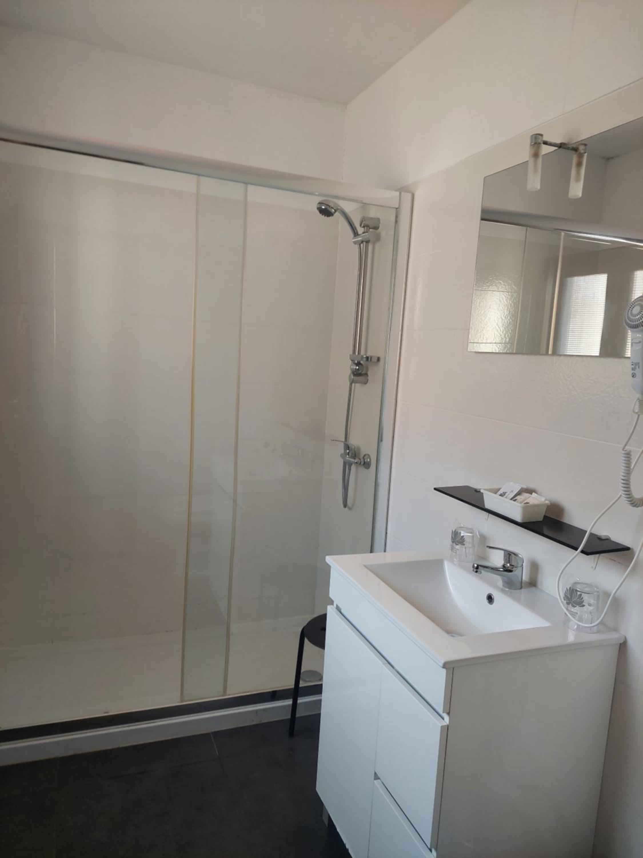 Quadruple Room with Bathroom - Photo 3