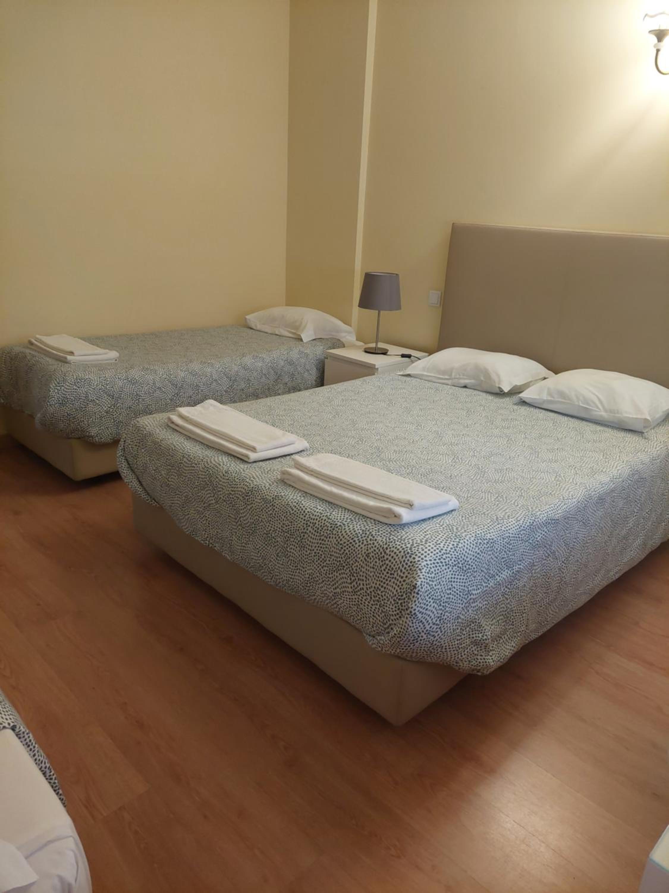 Quadruple Room with Bathroom - Photo 4