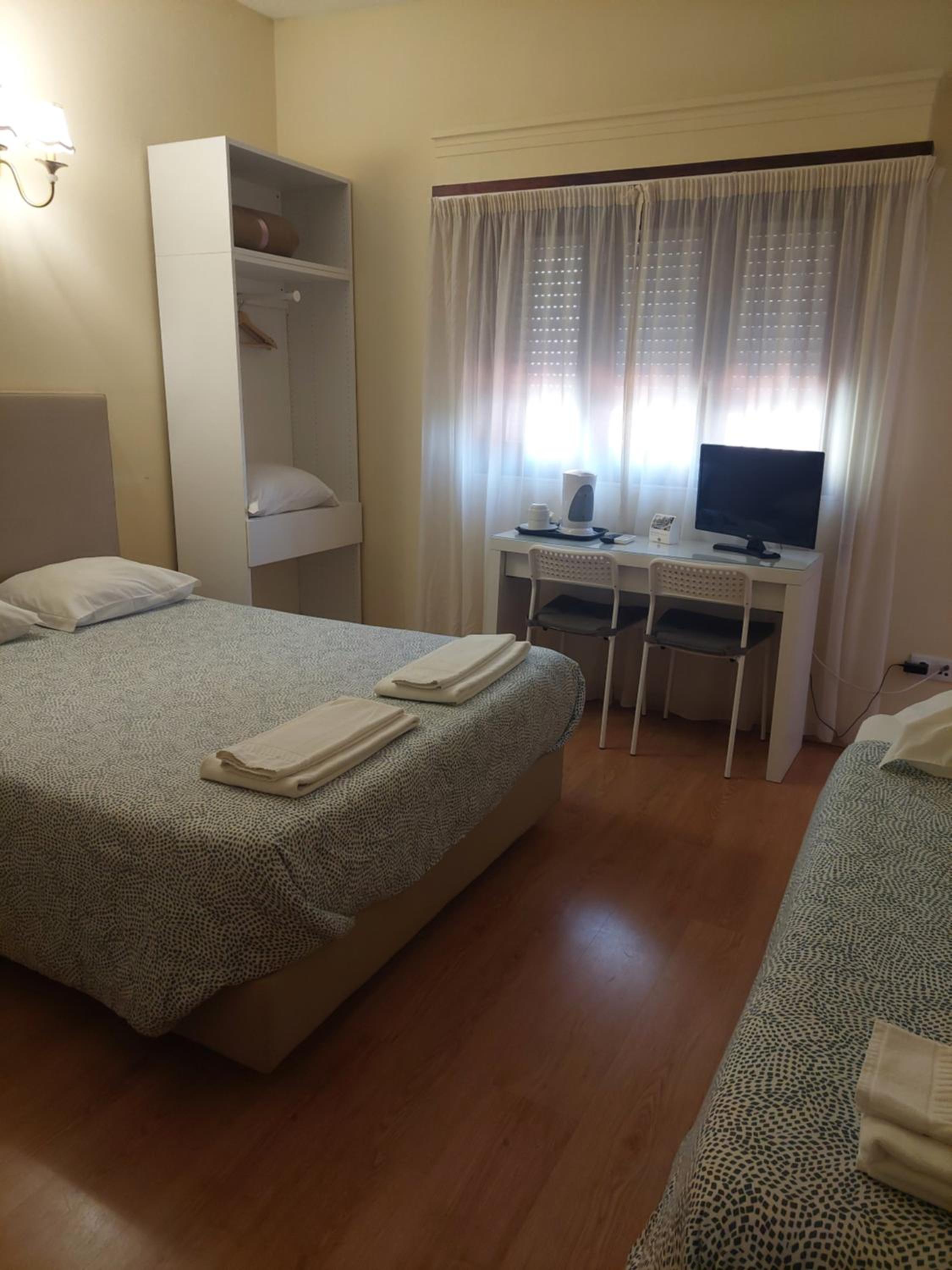 Quadruple Room with Bathroom - Photo 5
