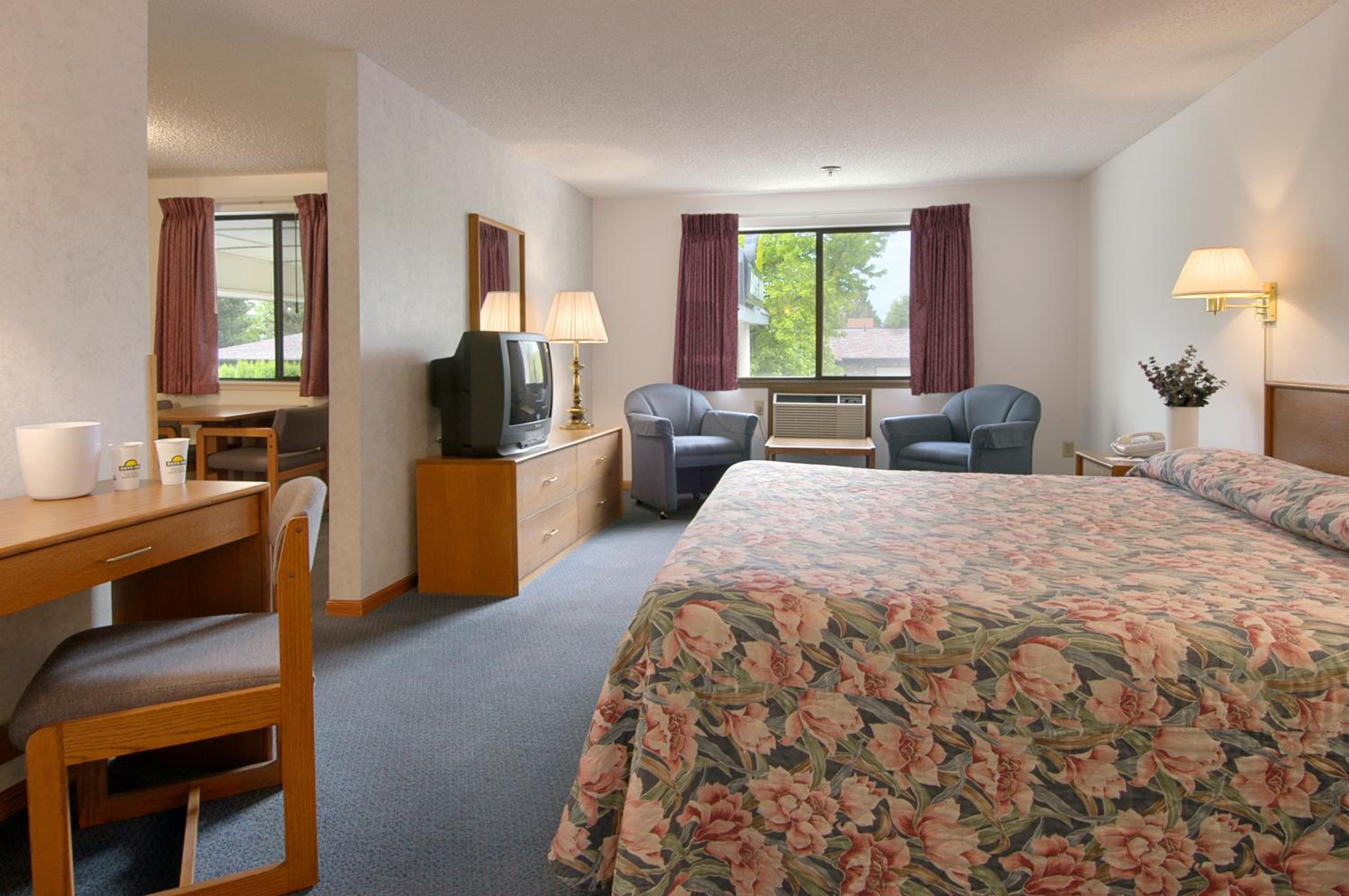 King Room - Non-Smoking photo 2