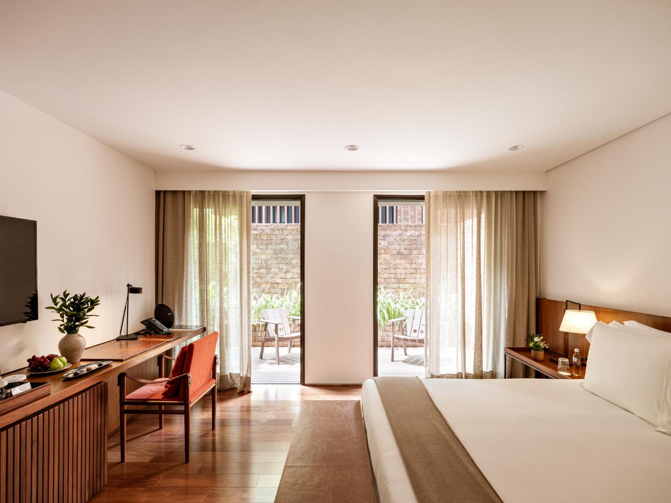 Deluxe Double Room with Balcony thumbnail 5